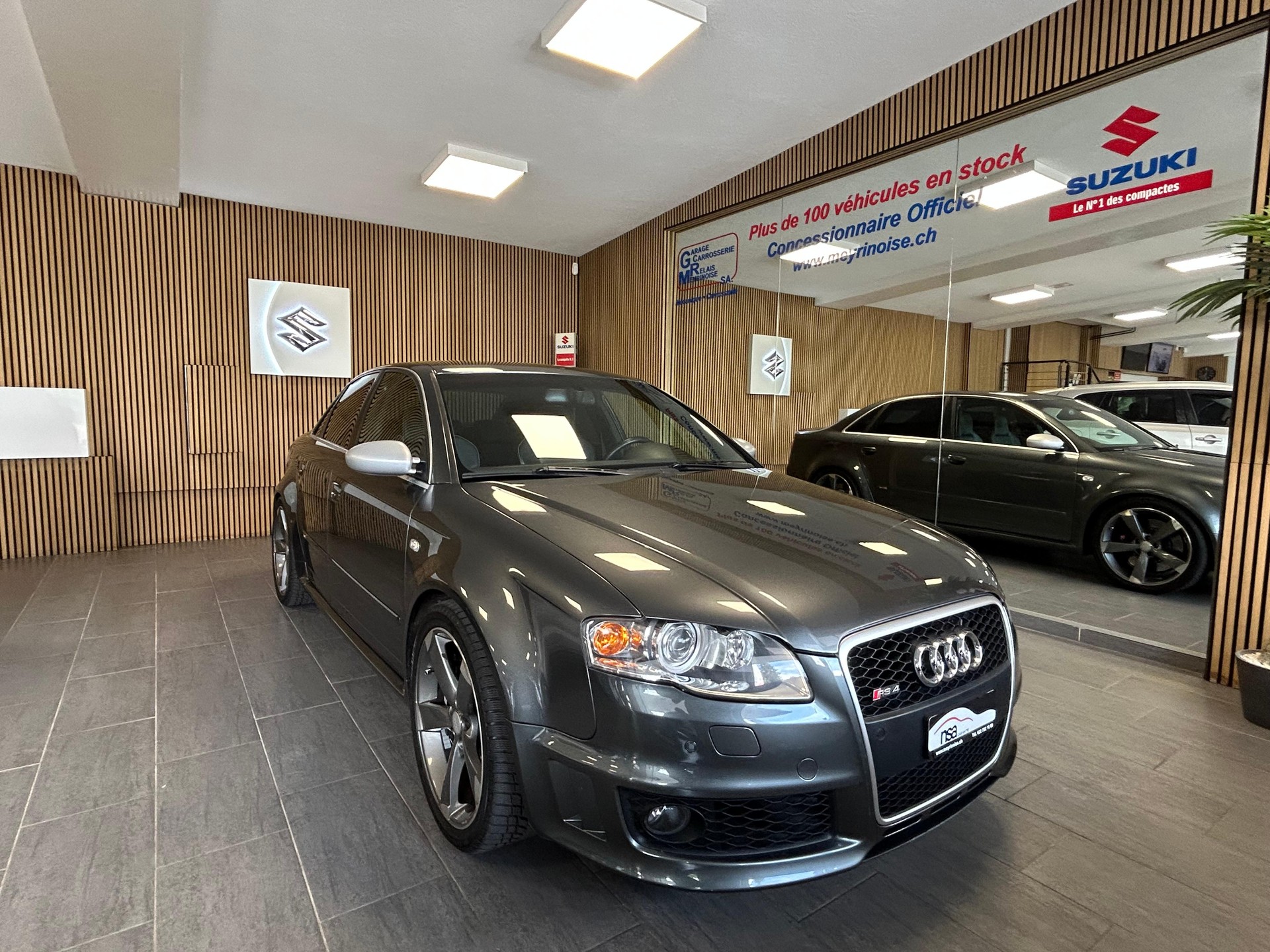 AUDI RS4 4.2 V8 quattro-showroom-element-1