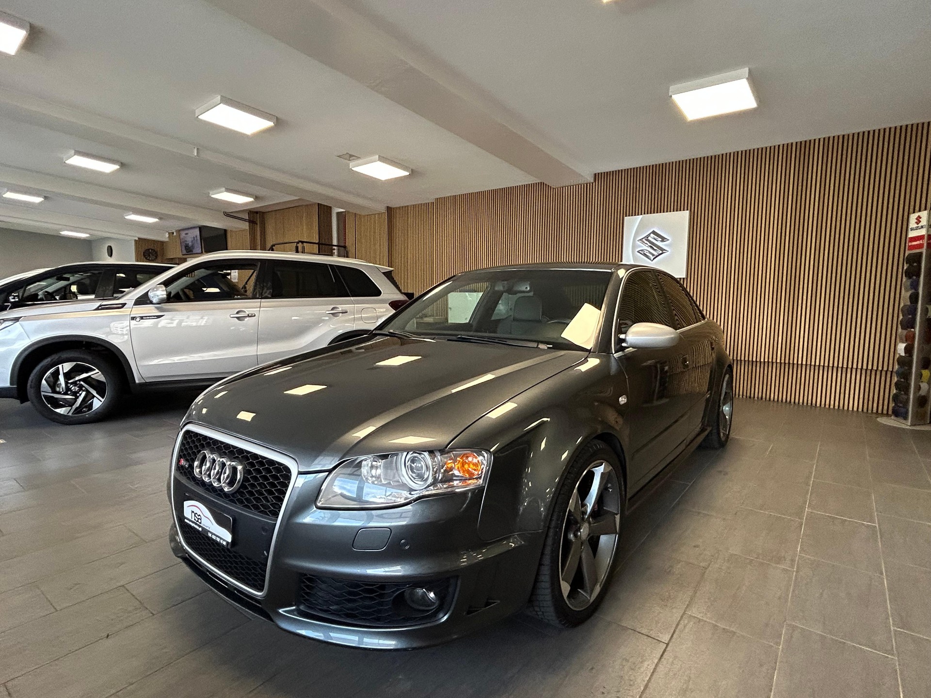 AUDI RS4 4.2 V8 quattro-showroom-element-3