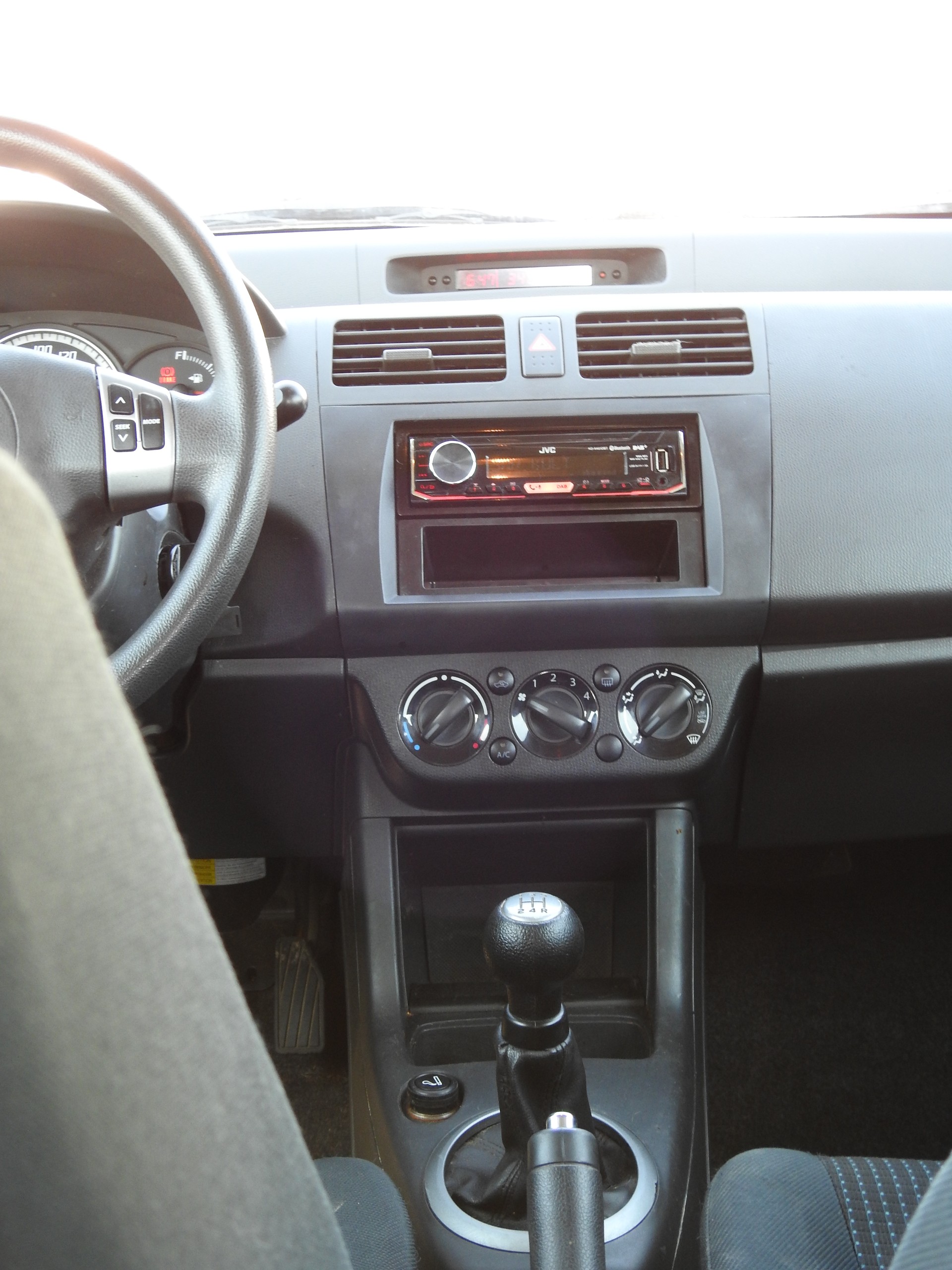 SUZUKI Swift 1.3i 16V GL Top-image-16