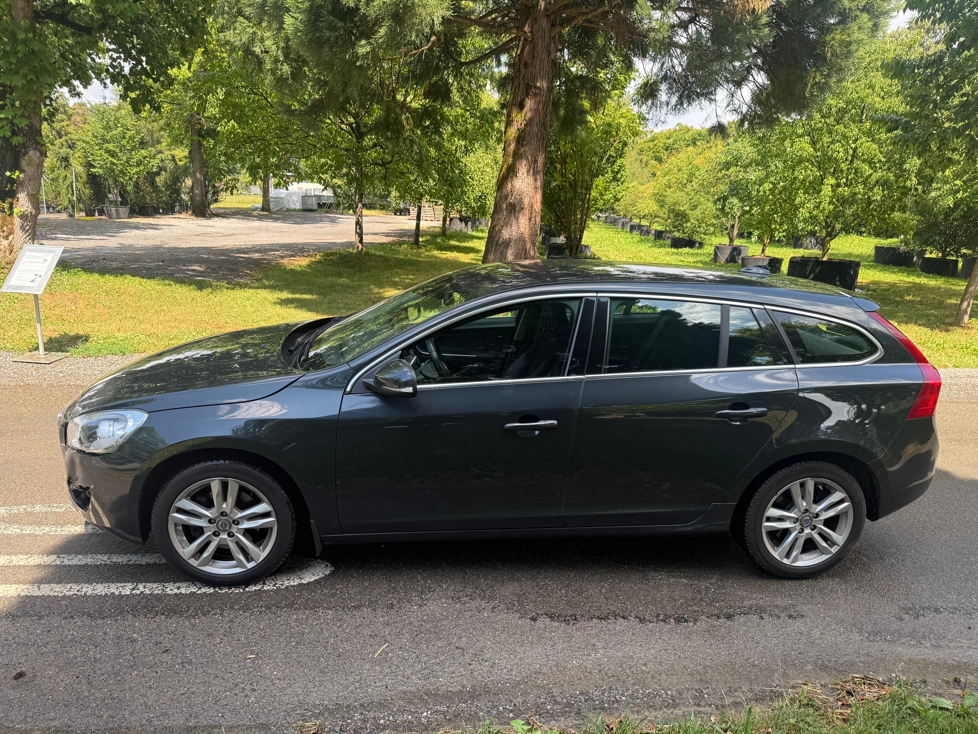 VOLVO V60 D3 Momentum Geartronic-image-1