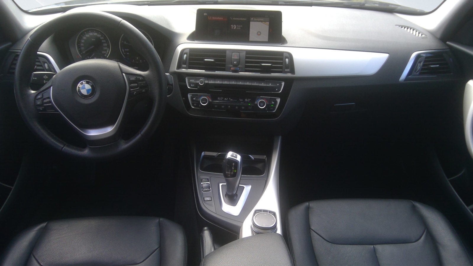 BMW 118i Essential Edition Steptronic-showroom-element-3