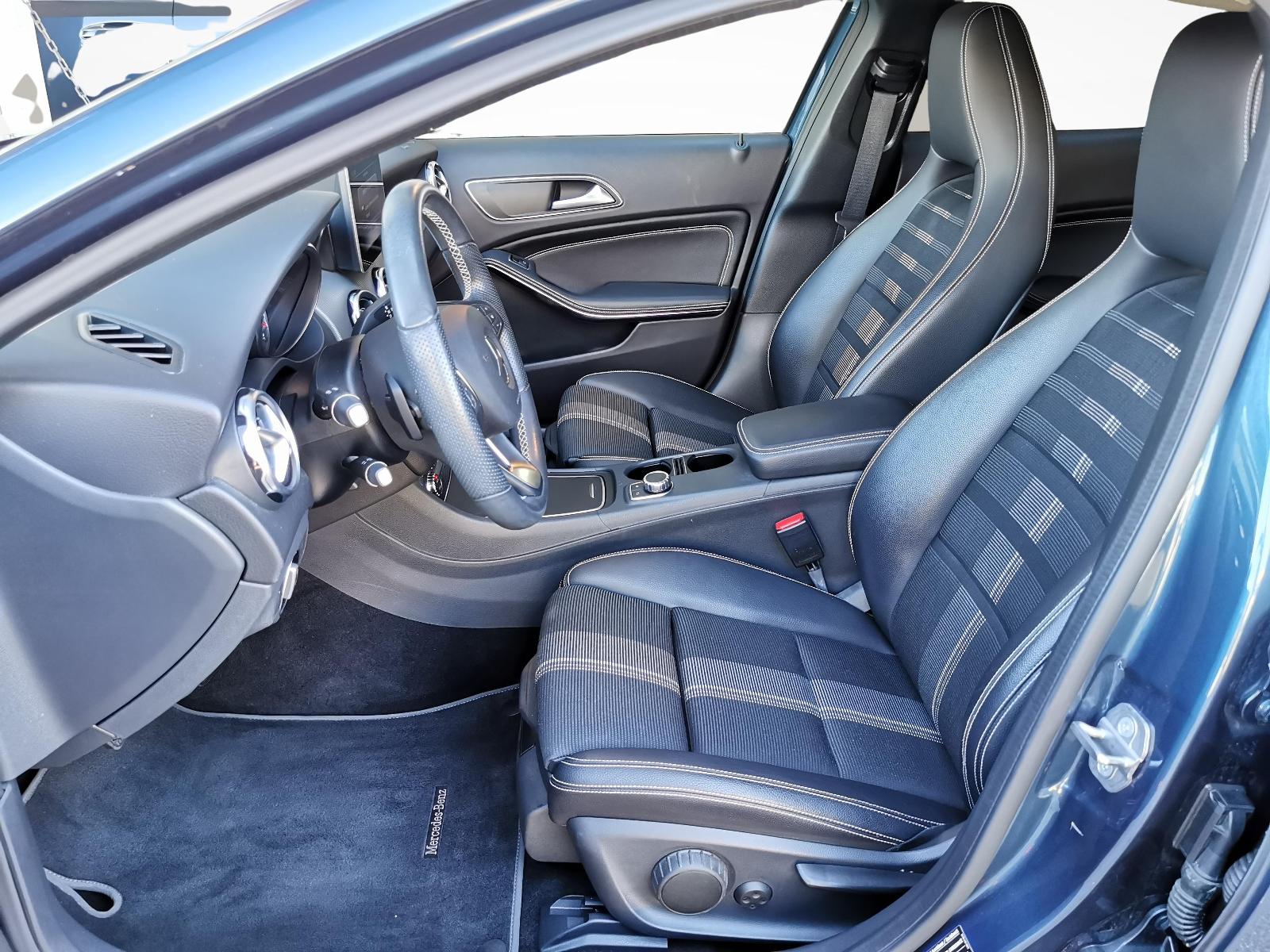 MERCEDES-BENZ GLA-Klasse X156 GLA 200 Night Star-showroom-element-1