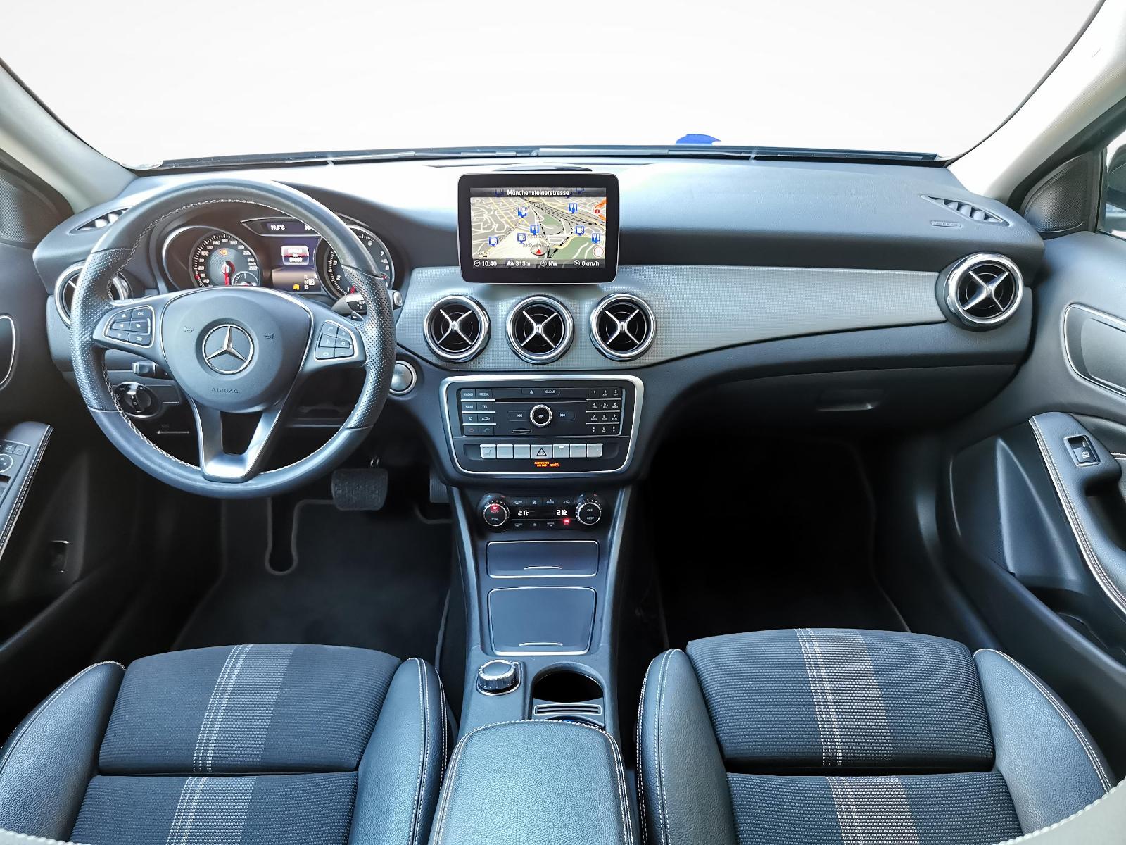 MERCEDES-BENZ GLA-Klasse X156 GLA 200 Night Star-showroom-element-3