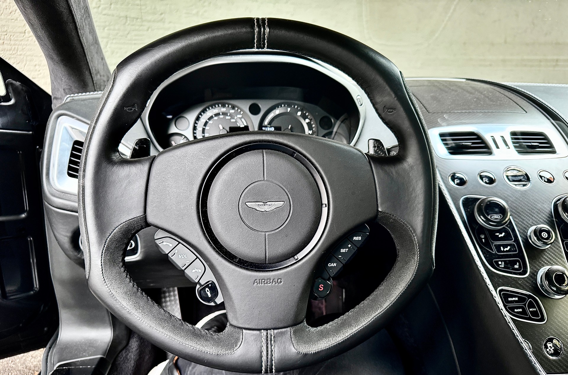 ASTON MARTIN Vanquish V12 5.9-48 Touchtronic 2-image-8