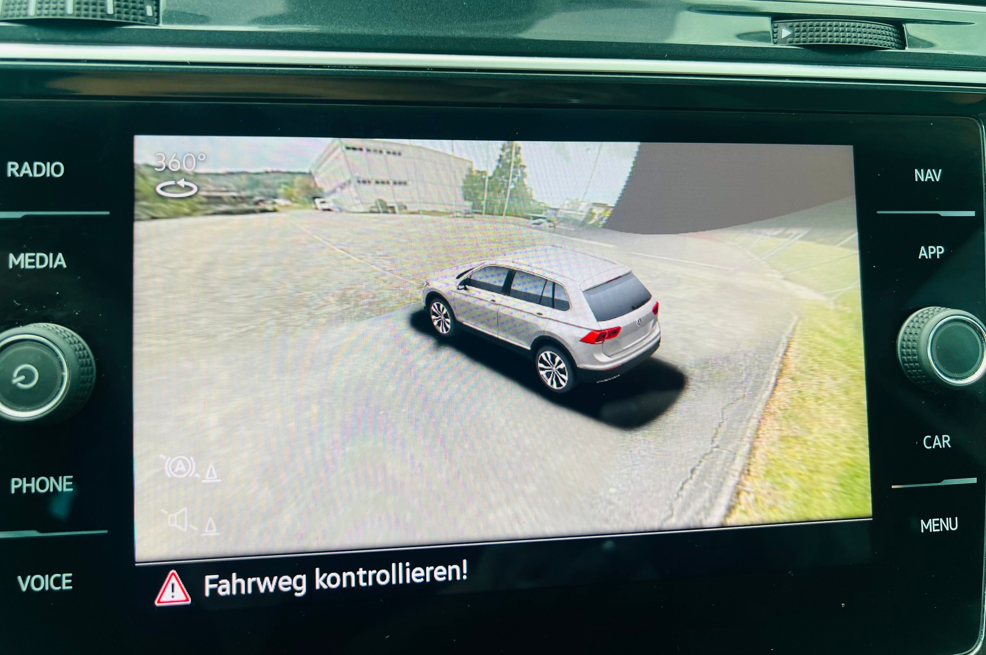 VW Tiguan 2.0 TDI SCR Elegance 4Motion DSG-image-14