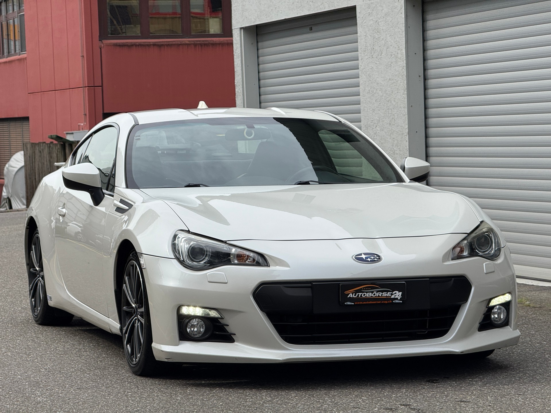 SUBARU BRZ 2.0R-showroom-element-1