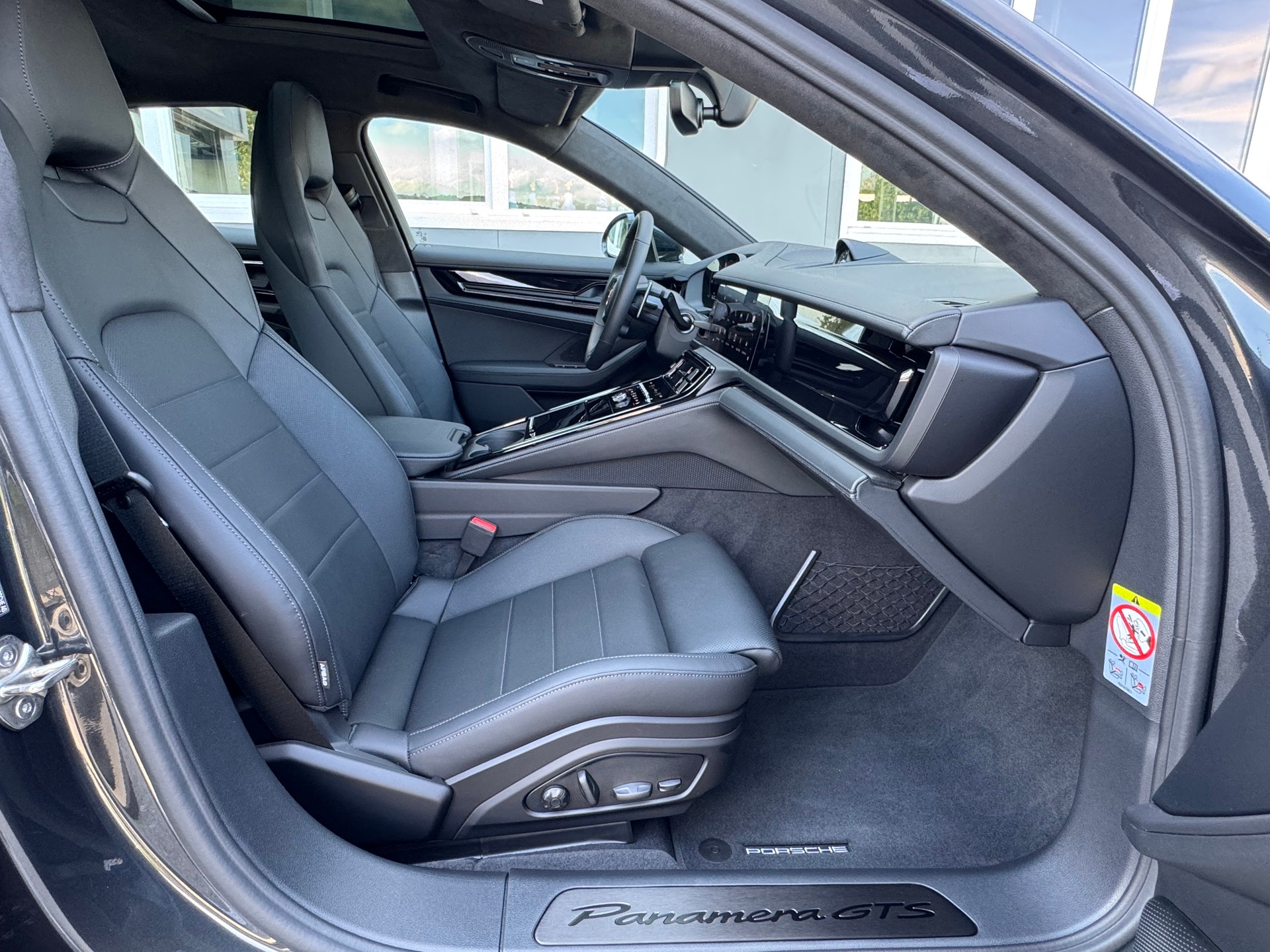 PORSCHE GTS-showroom-element-3