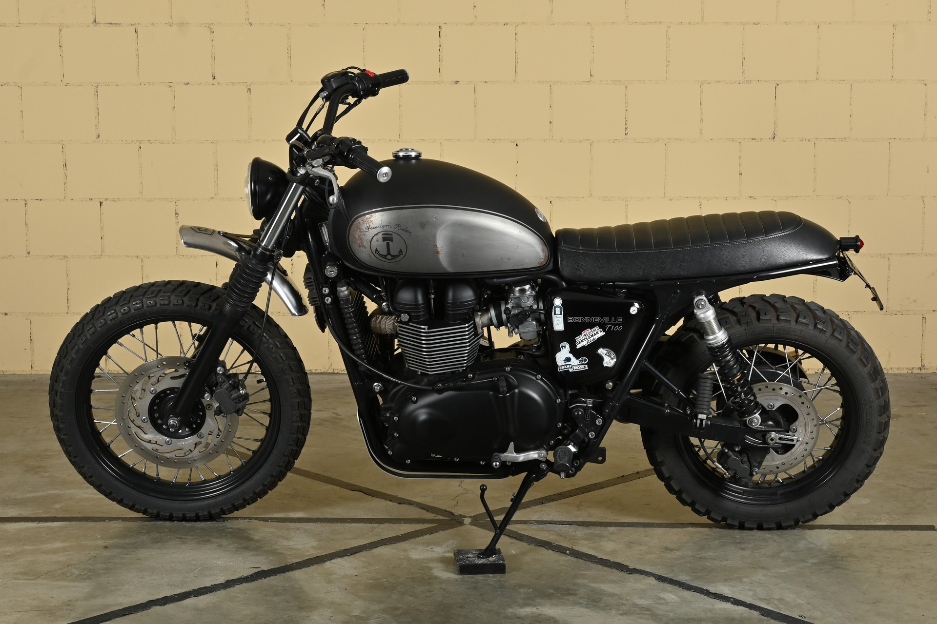 TRIUMPH Bonneville 900 i T 100-image-2