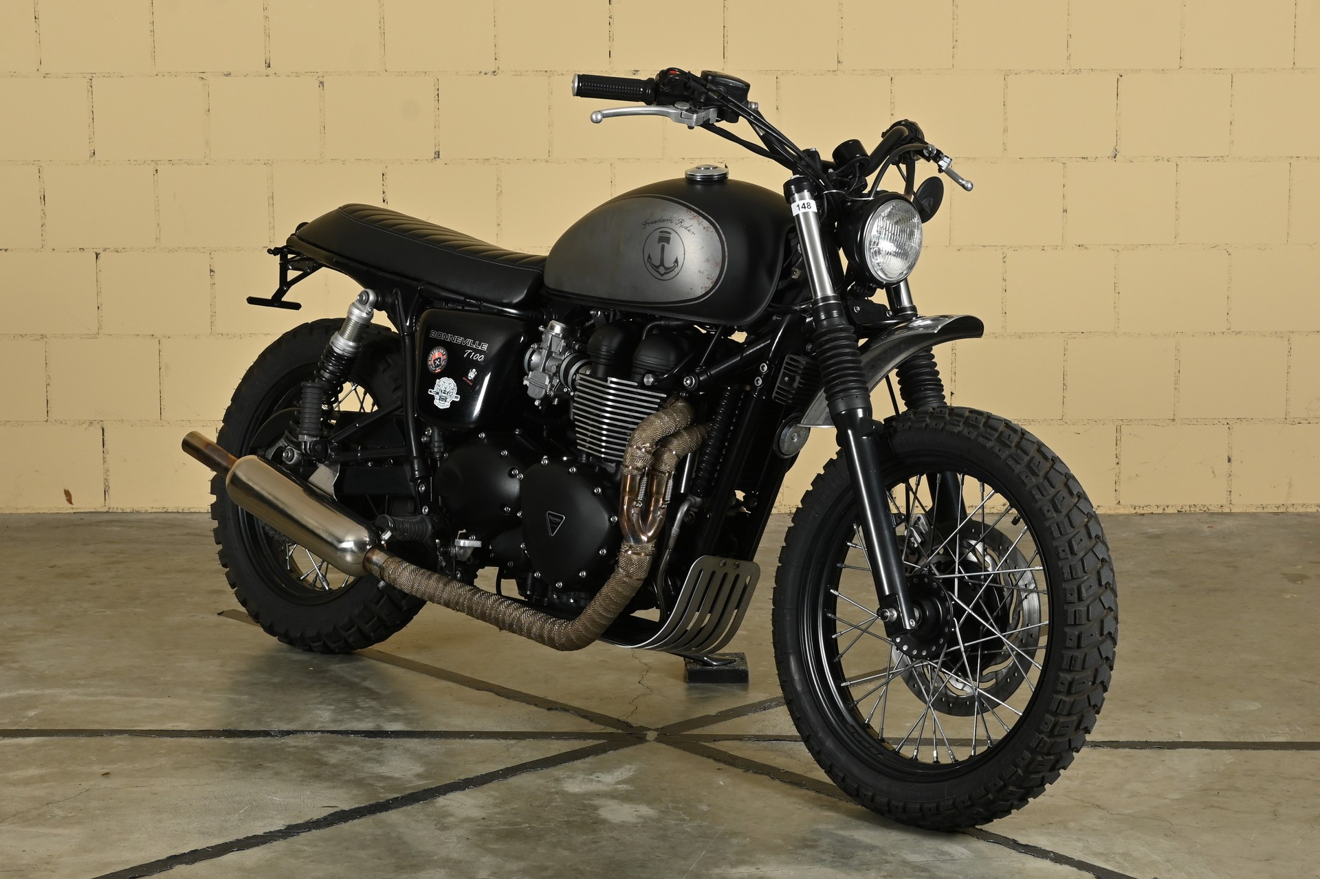 TRIUMPH Bonneville 900 i T 100-image-1