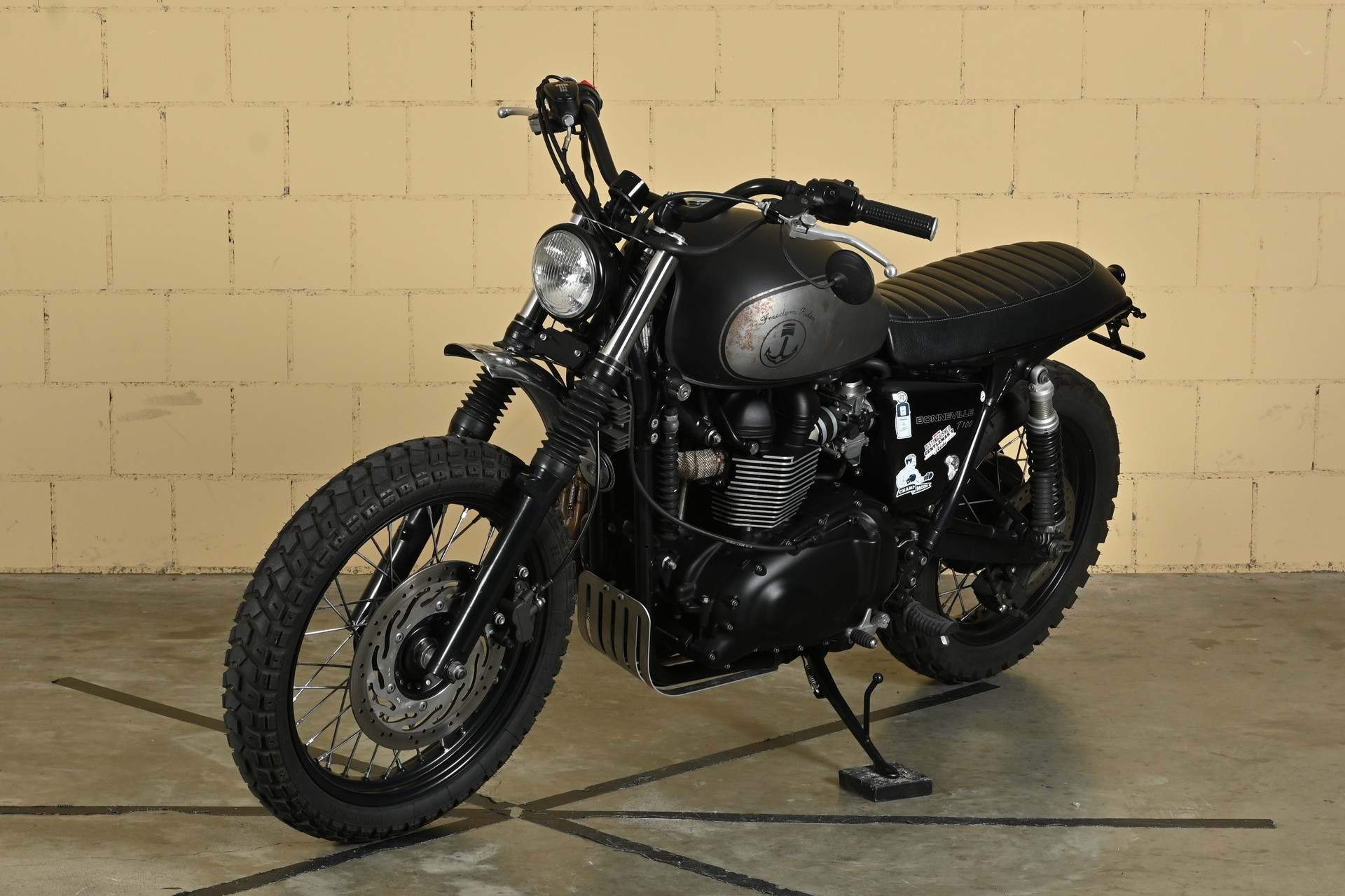 TRIUMPH Bonneville 900 i T 100-image-3