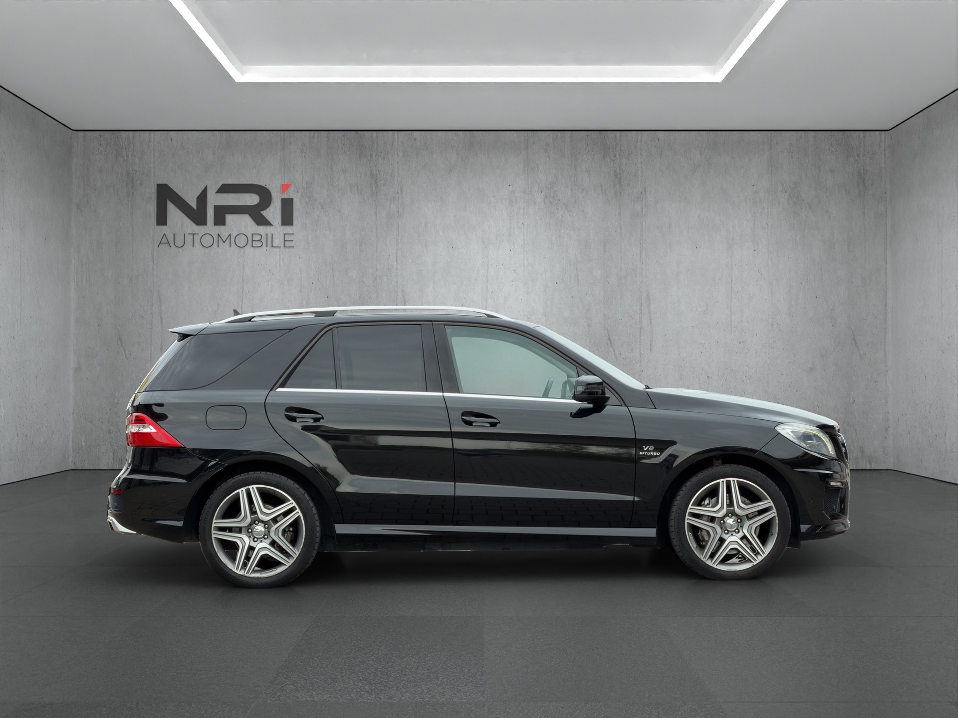 MERCEDES-BENZ ML 63 AMG V8-showroom-element-3