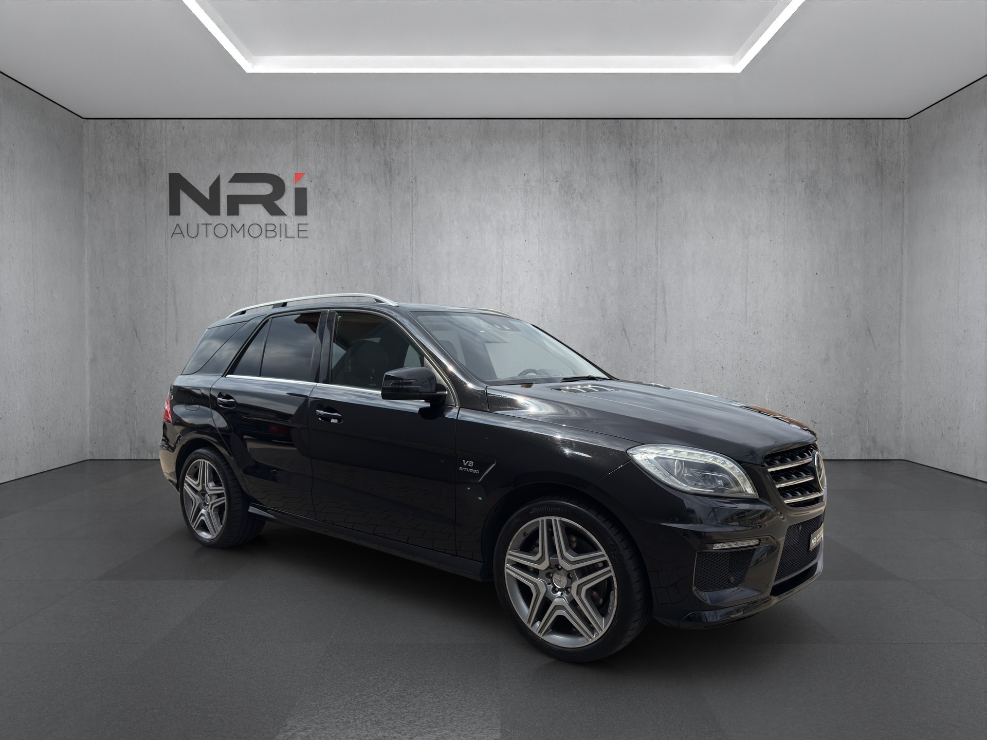 MERCEDES-BENZ ML 63 AMG V8-showroom-element-2