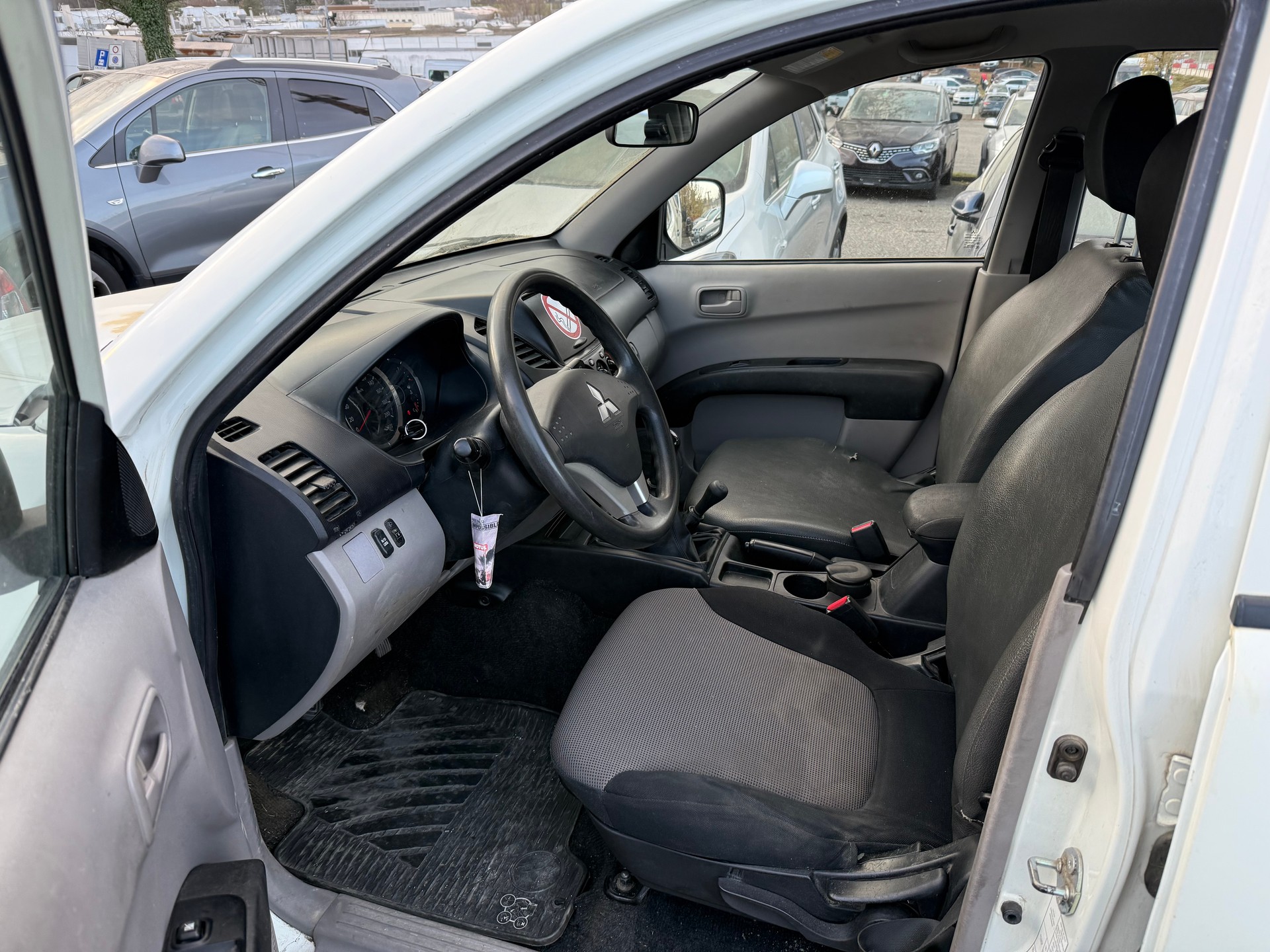 MITSUBISHI L 200 2.5 DID Invite Double Cab-image-6