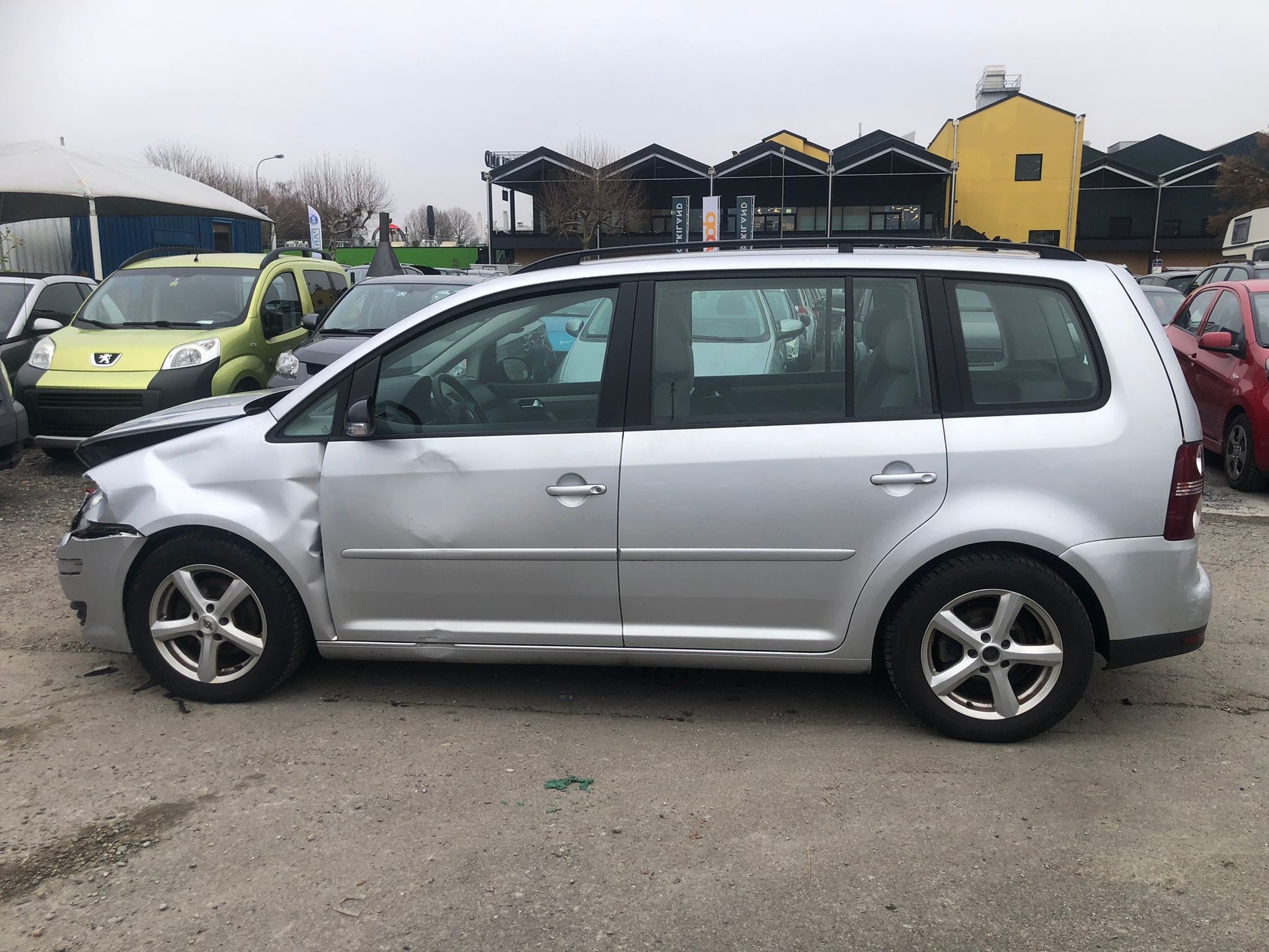 VW Touran 2.0 TDI Trendline-image-4