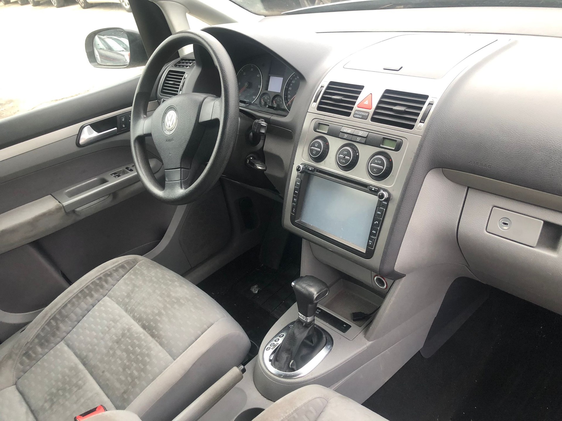 VW Touran 2.0 TDI Trendline-image-8