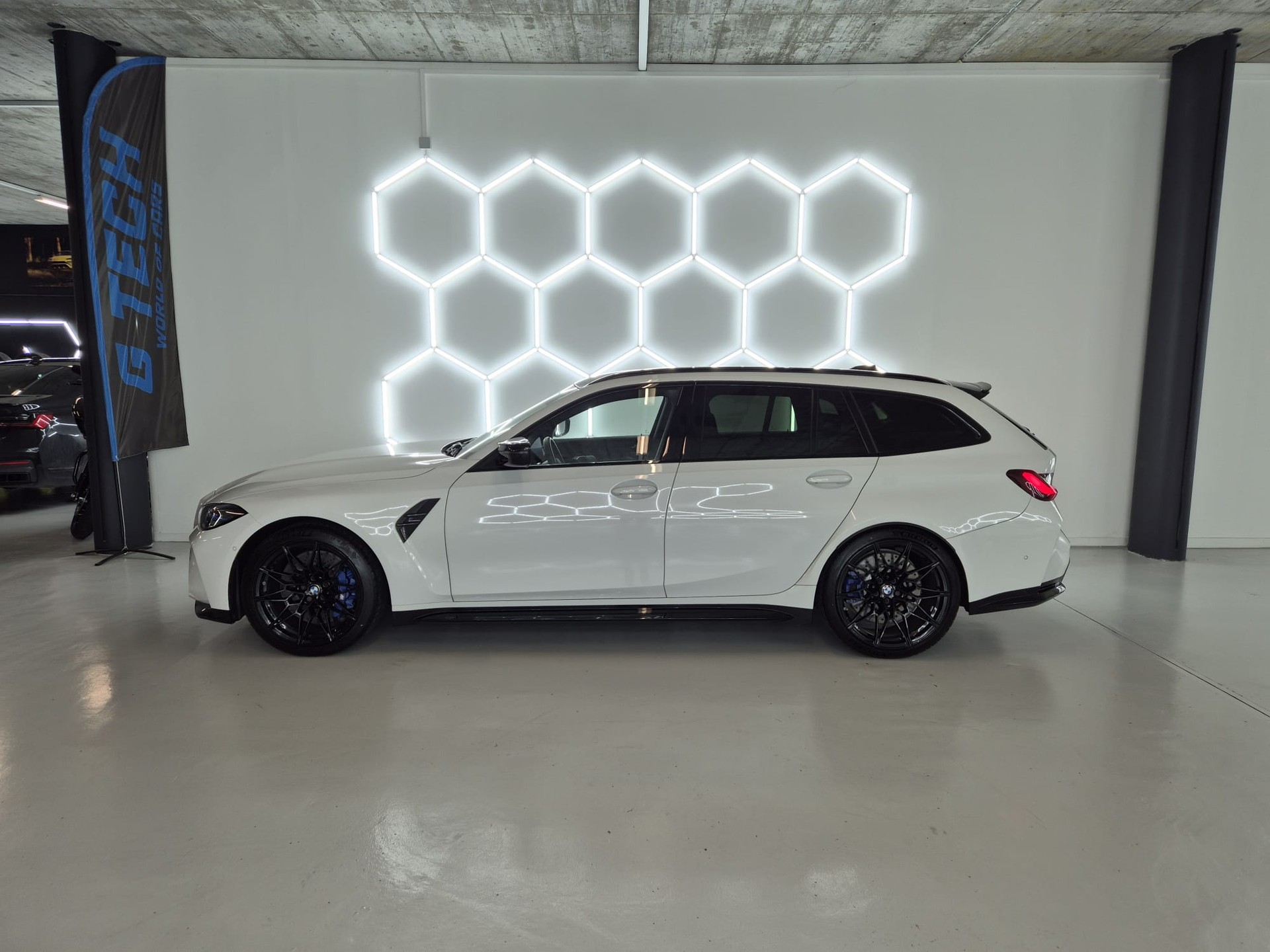 BMW M3 Touring xDrive Competition M-showroom-element-2