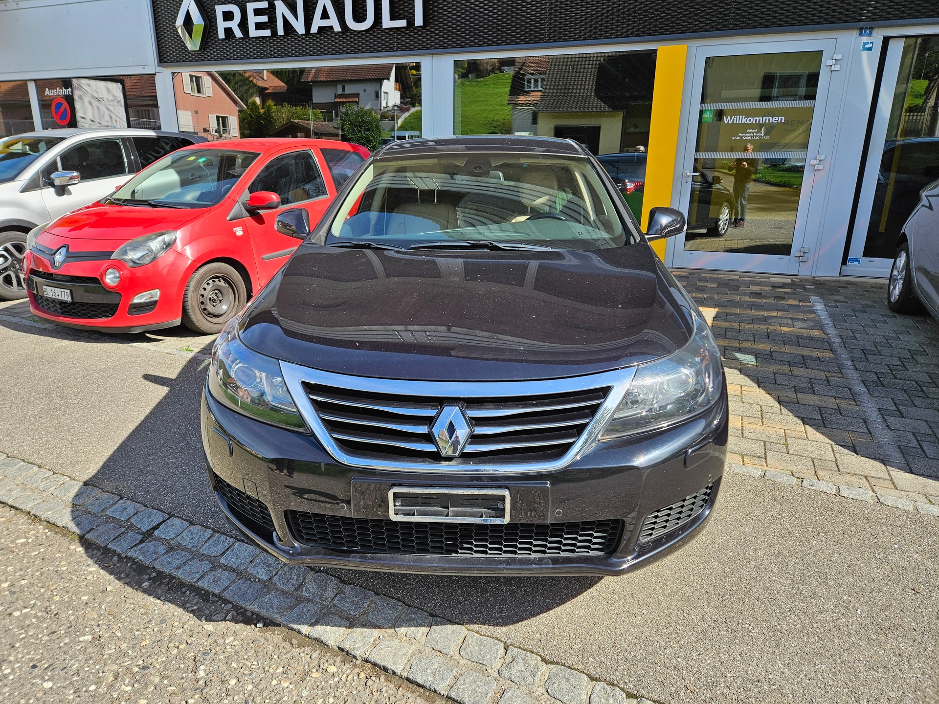 RENAULT Latitude 3.0 dCi Initiale active-shift-showroom-element-1