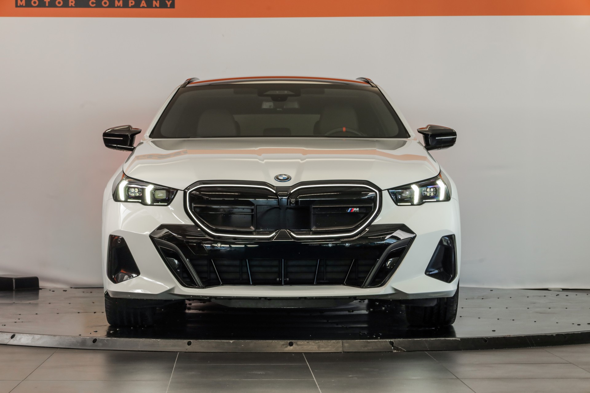 BMW i5 M60 Touring M Sport Pro-showroom-element-1