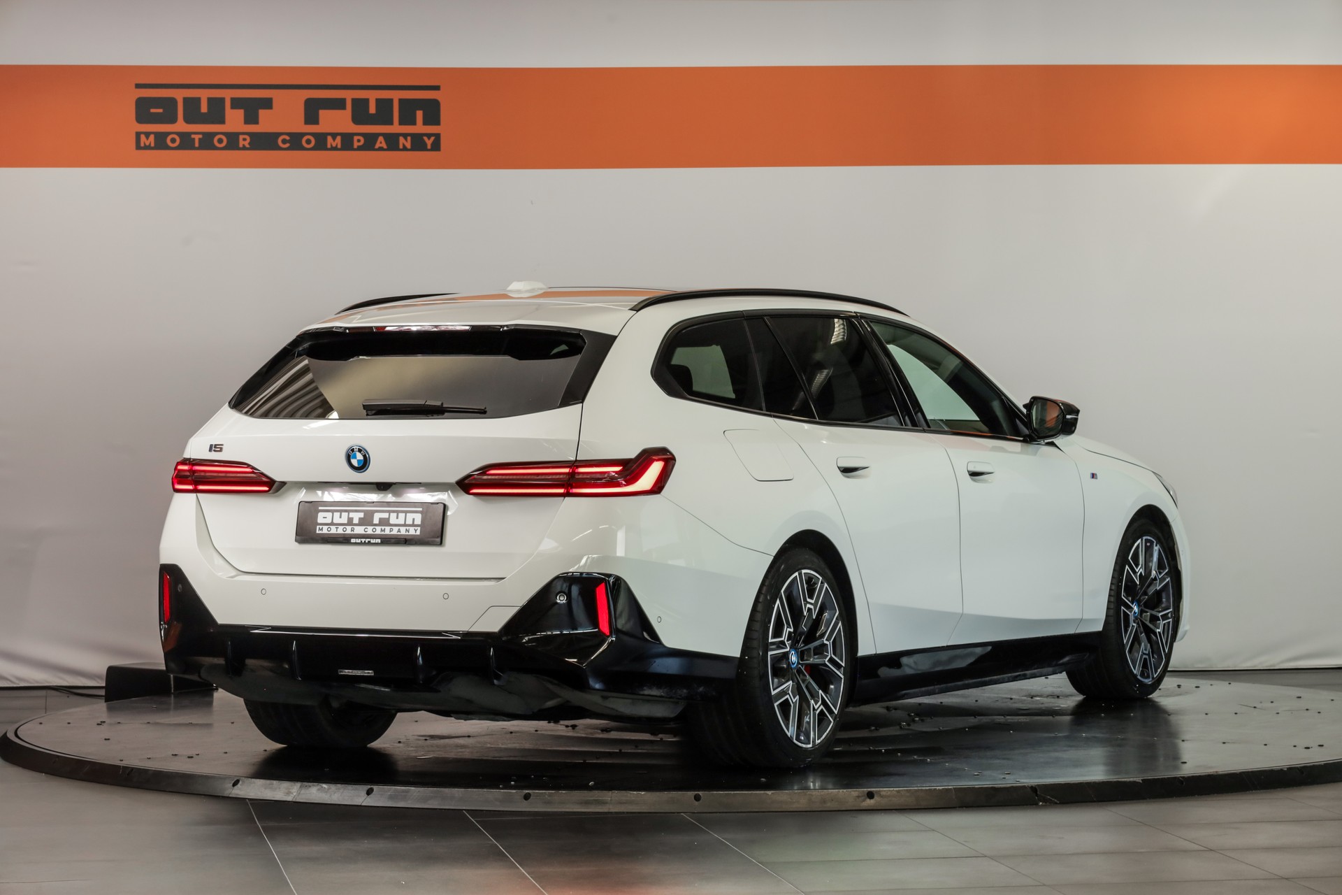 BMW i5 M60 Touring M Sport Pro-showroom-element-3