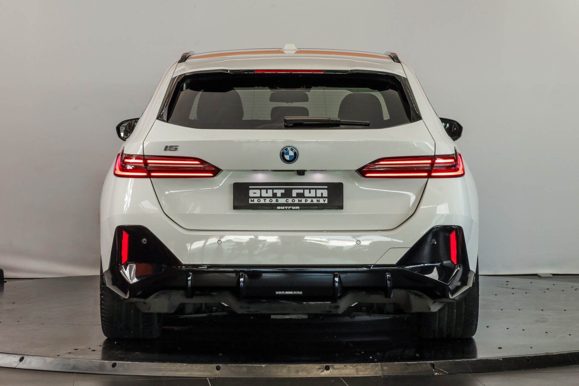 BMW i5 M60 Touring M Sport Pro-showroom-element-2