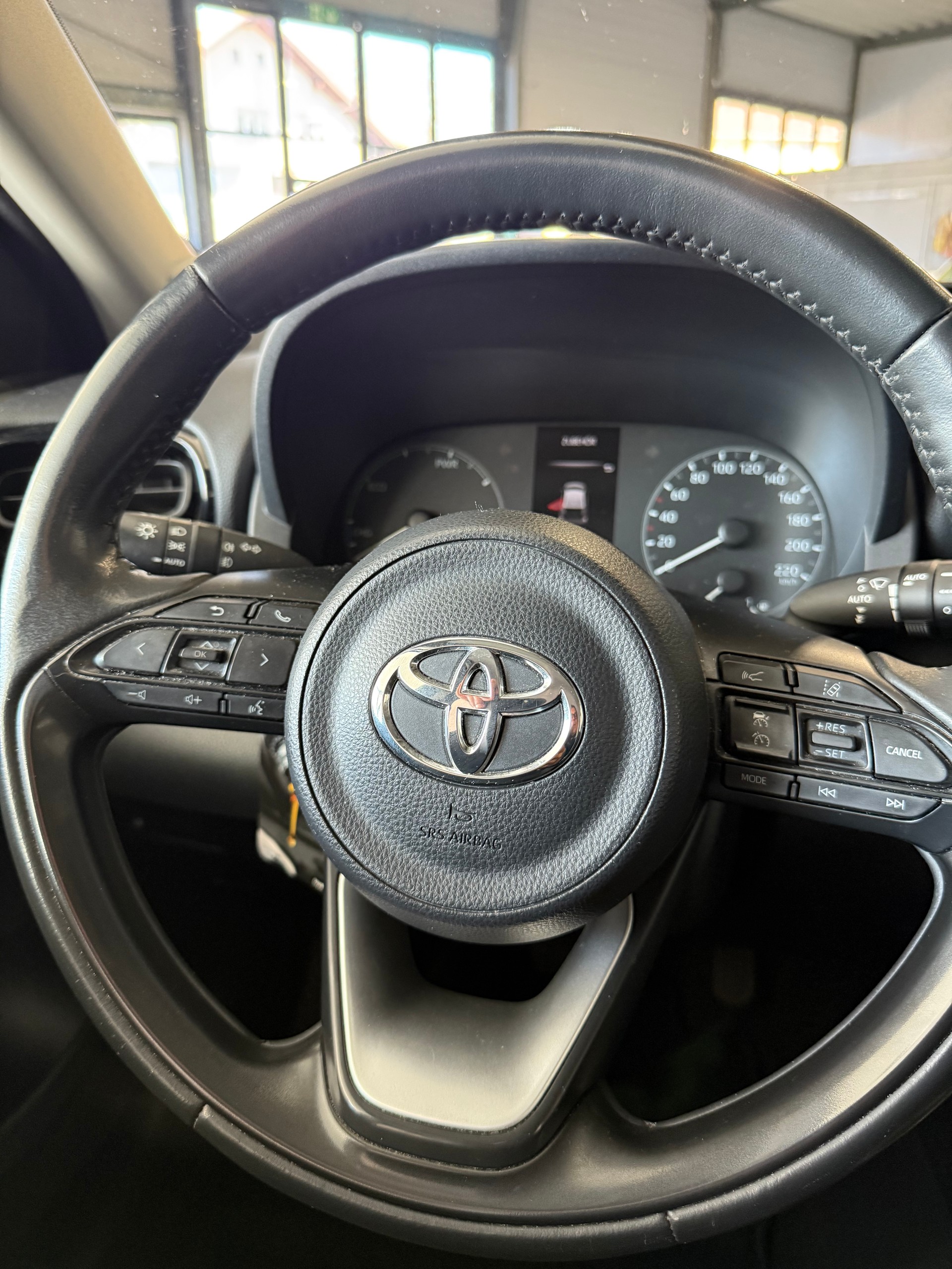TOYOTA Yaris 1.5 Premium e-CVT-image-10