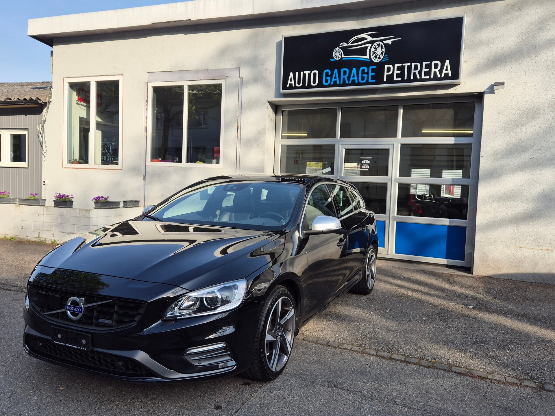 VOLVO V60 D4 AWD Momentum R-Design * Adaptive Tempomat * Bremsassistent * BLIS * Service MFK * 8 Fach Bereift-showroom-element-1