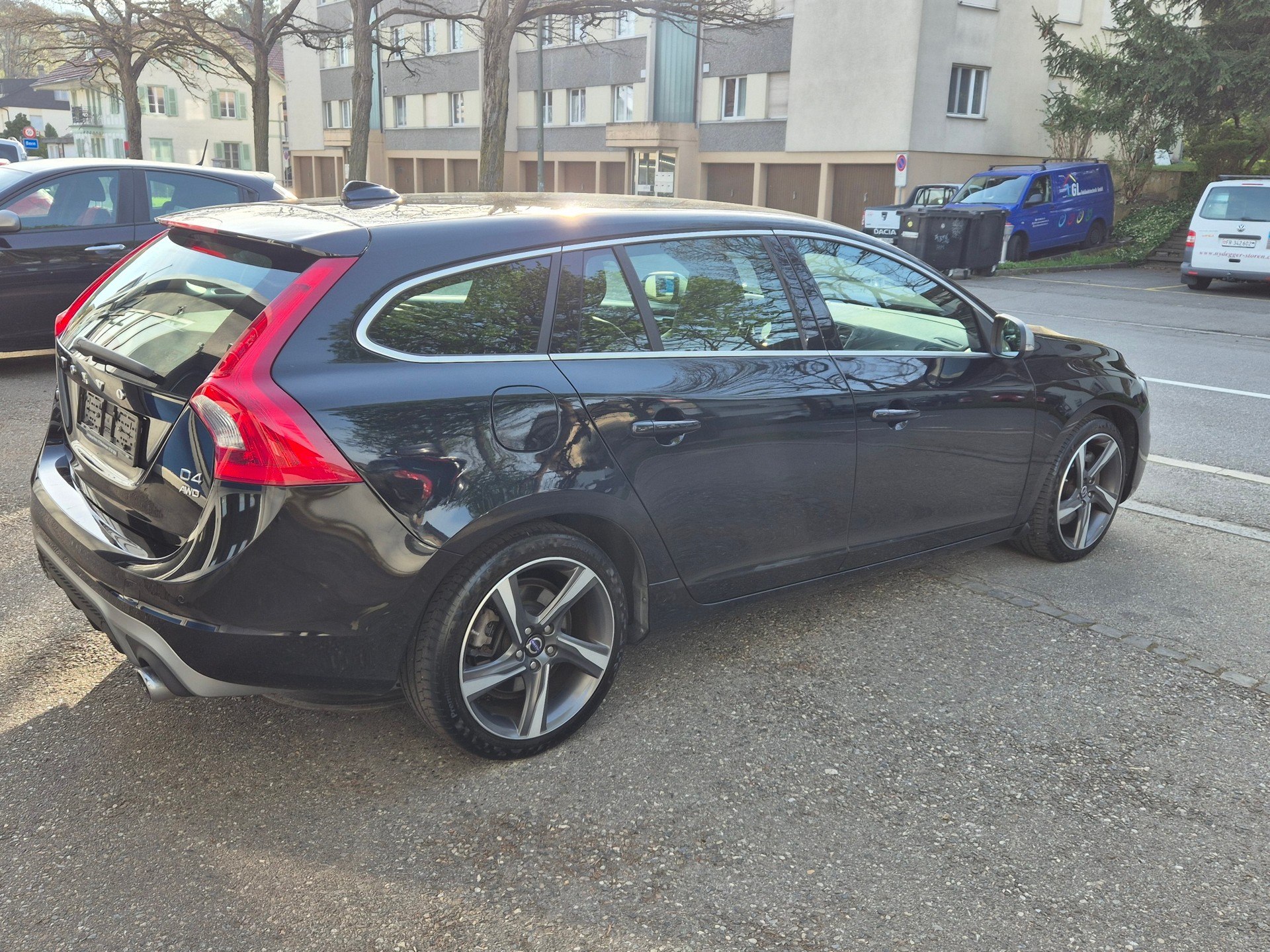VOLVO V60 D4 AWD Momentum R-Design * Adaptive Tempomat * Bremsassistent * BLIS * Service MFK * 8 Fach Bereift-showroom-element-2