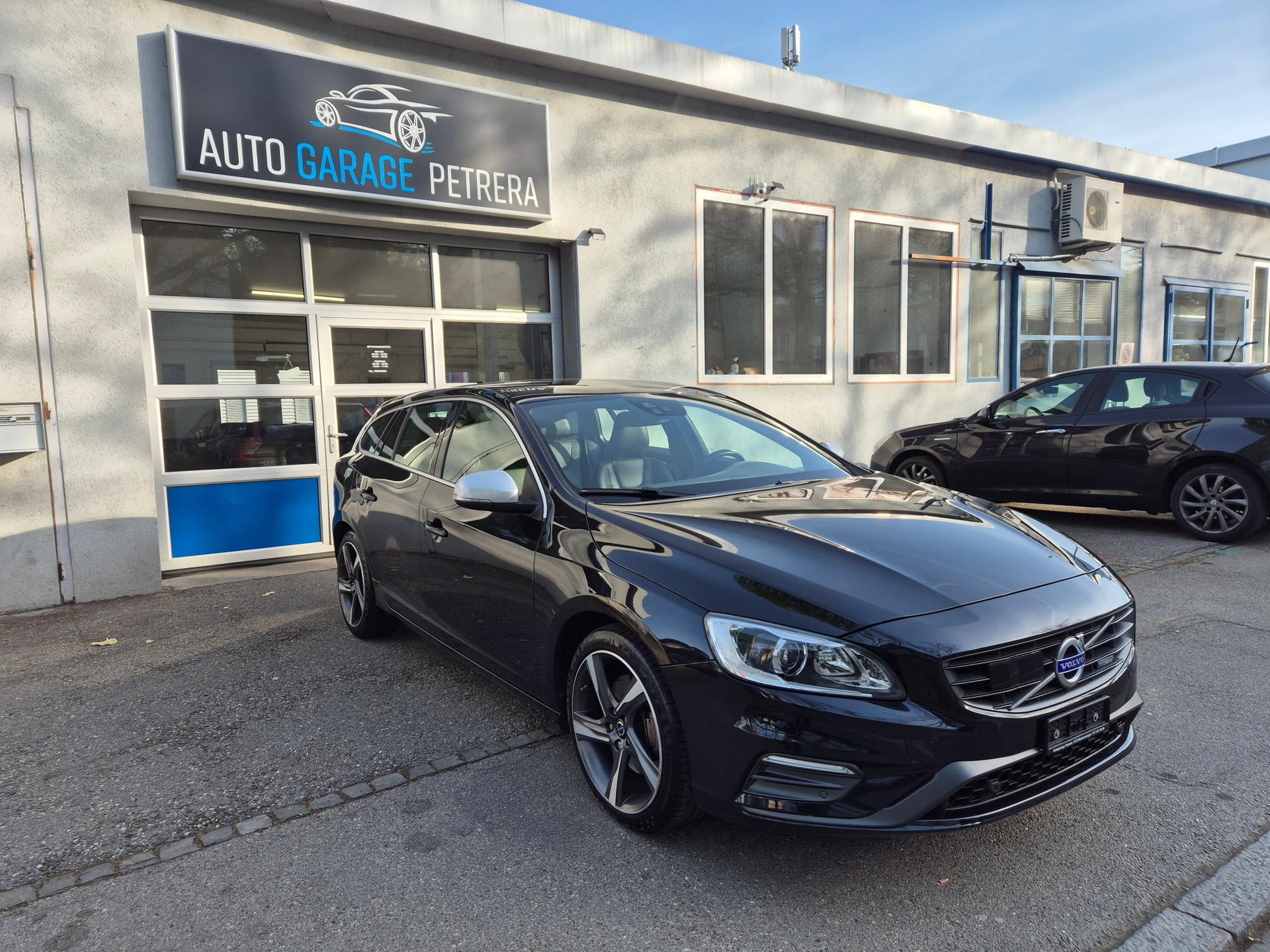 VOLVO V60 D4 AWD Momentum R-Design * Adaptive Tempomat * Bremsassistent * BLIS * Service MFK * 8 Fach Bereift