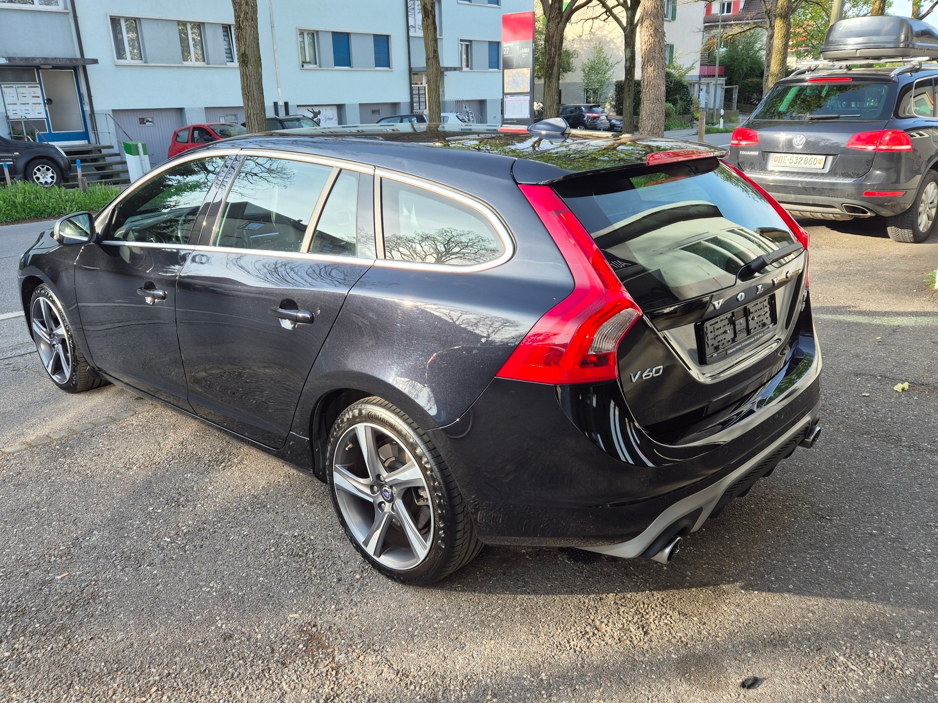 VOLVO V60 D4 AWD Momentum R-Design * Adaptive Tempomat * Bremsassistent * BLIS * Service MFK * 8 Fach Bereift-showroom-element-3