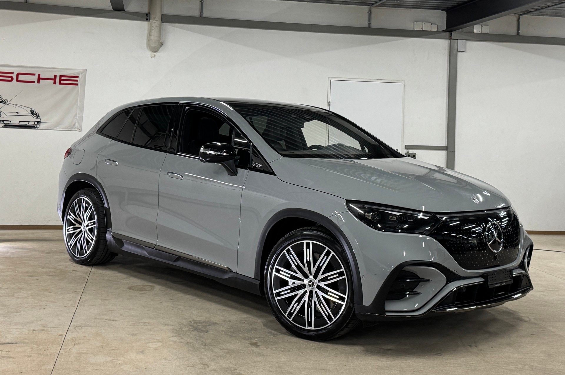 MERCEDES-BENZ EQE SUV 500 4 Matic AMG Executive Edition 408PS / 96kWh / Hyperscreen-showroom-element-2