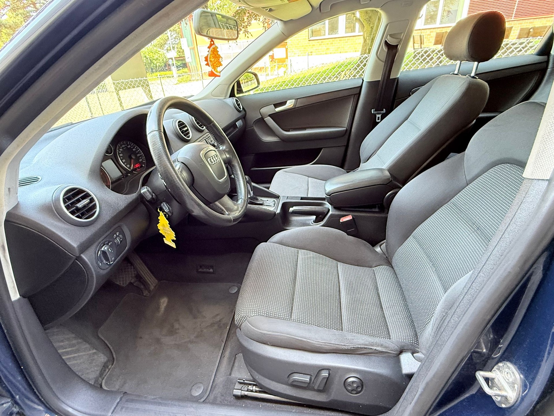AUDI A3 Sportback 2.0 TDI Ambiente-image-5
