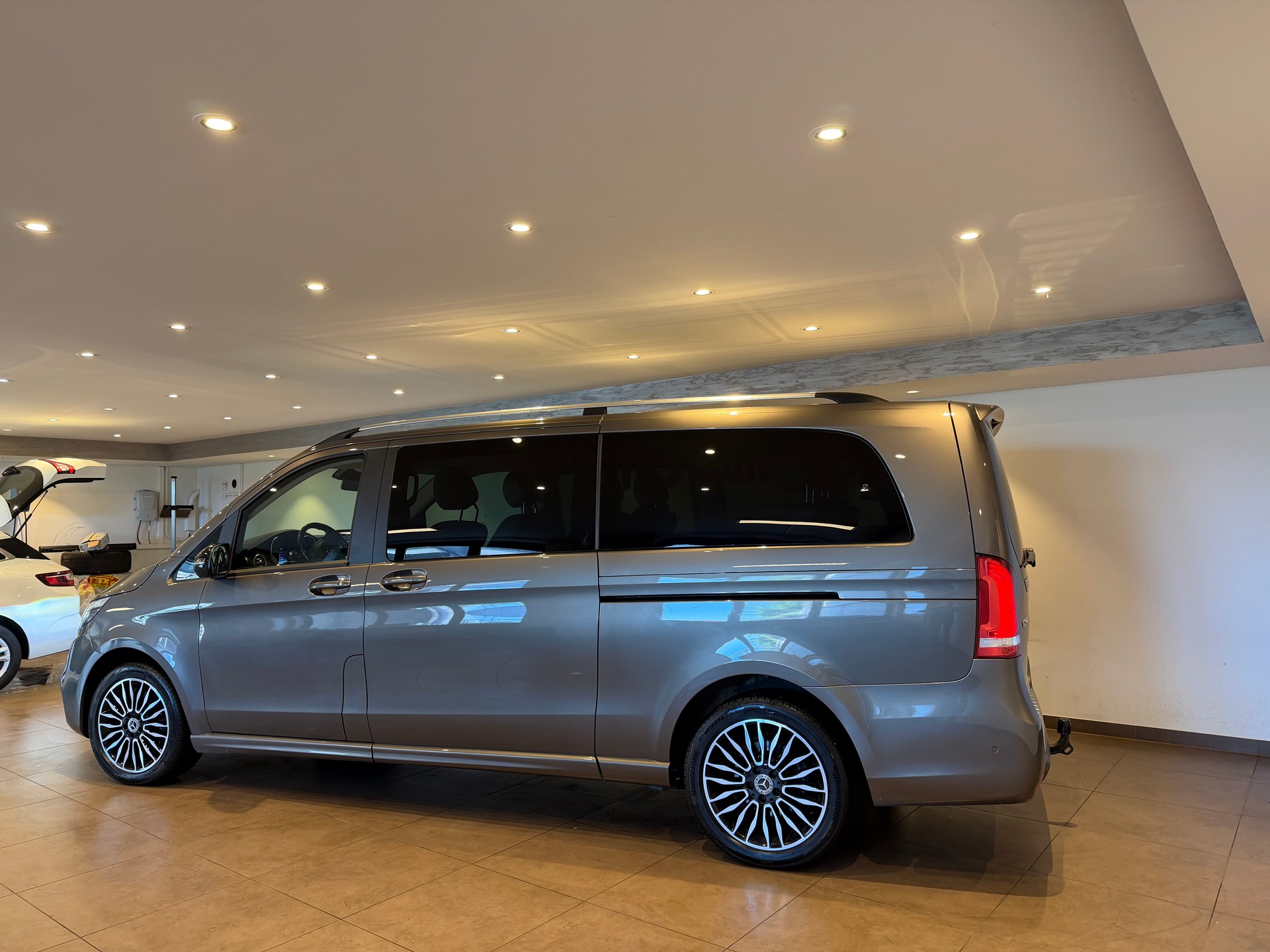 MERCEDES-BENZ V 250 d BlueTec Ava.extr.l. 4m Van-showroom-element-3