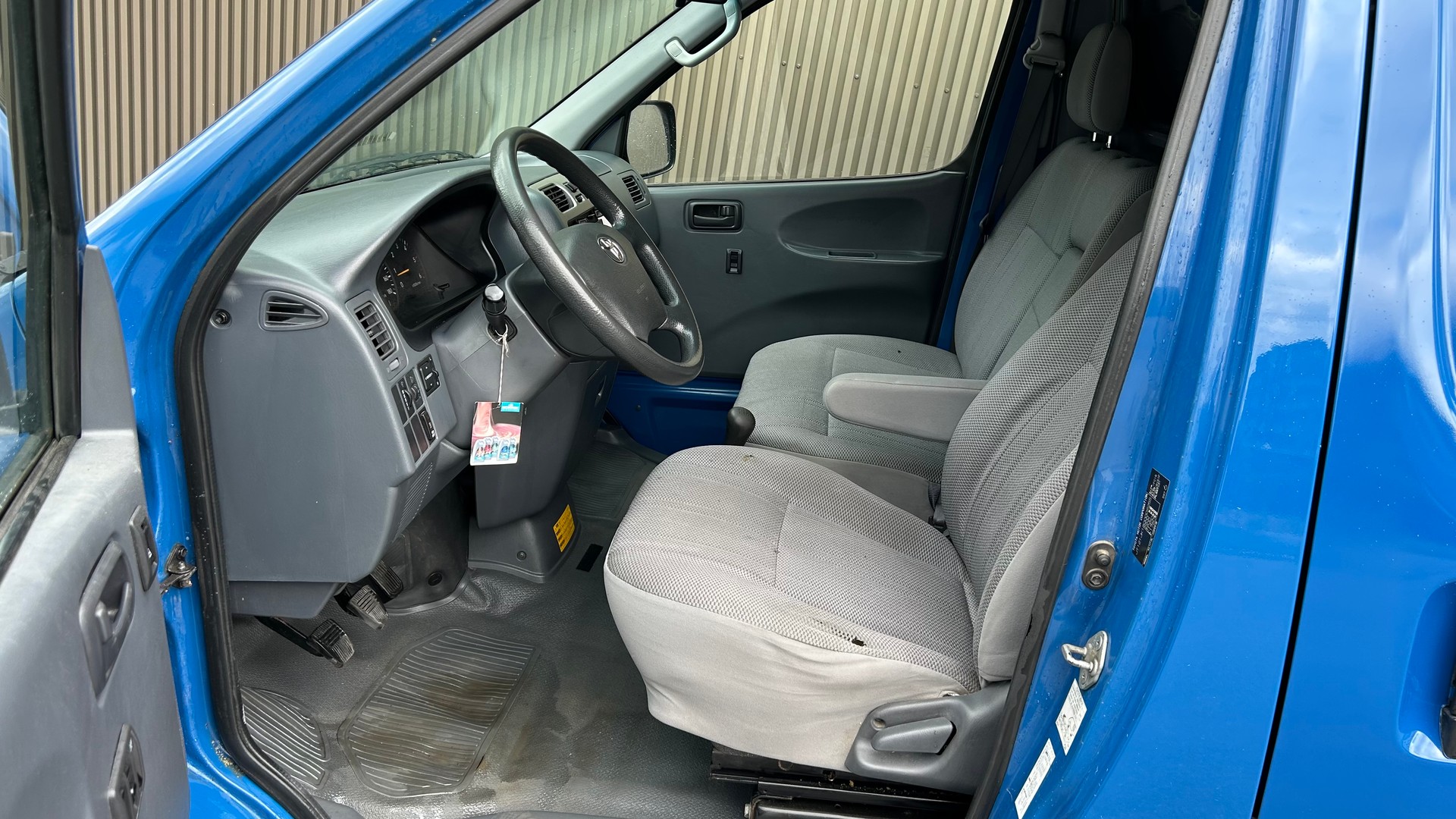 TOYOTA Hiace D-4D Van 4WD SWB-image-6