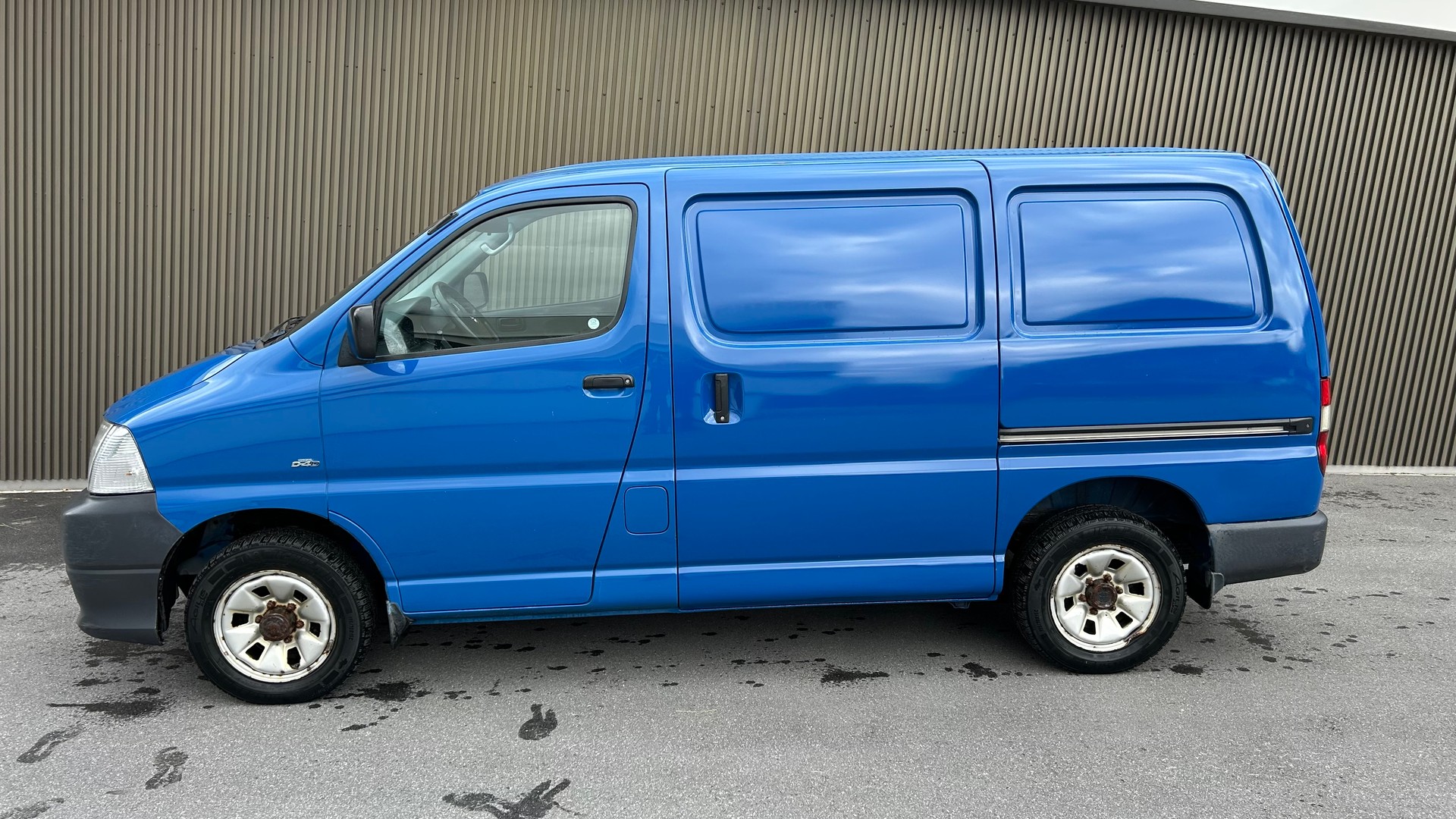 TOYOTA Hiace D-4D Van 4WD SWB-image-1