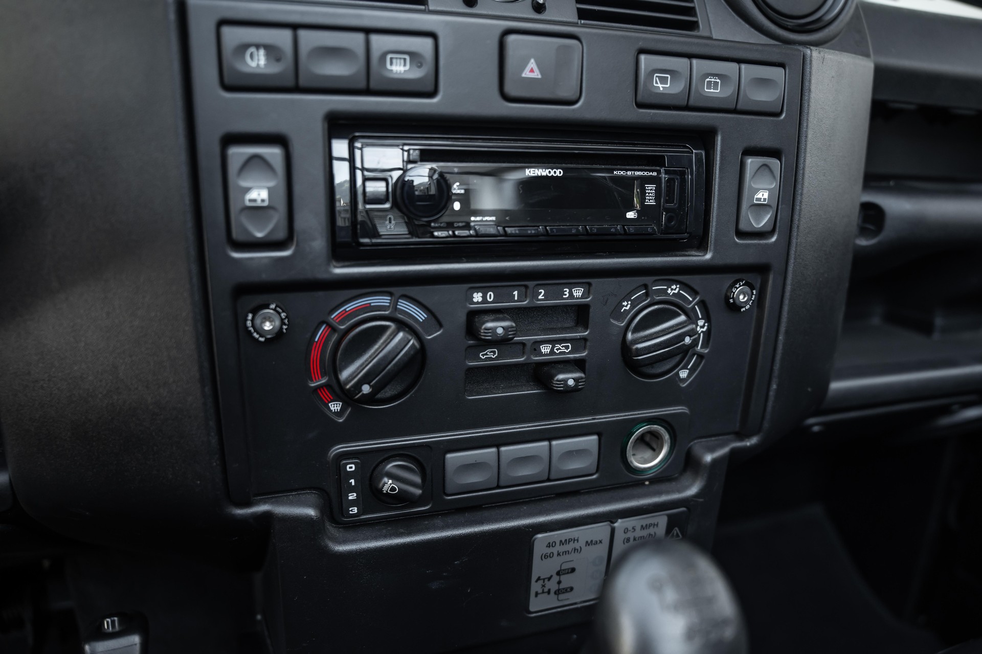 LAND ROVER Defender 90 2.4 Tdi ST-image-14