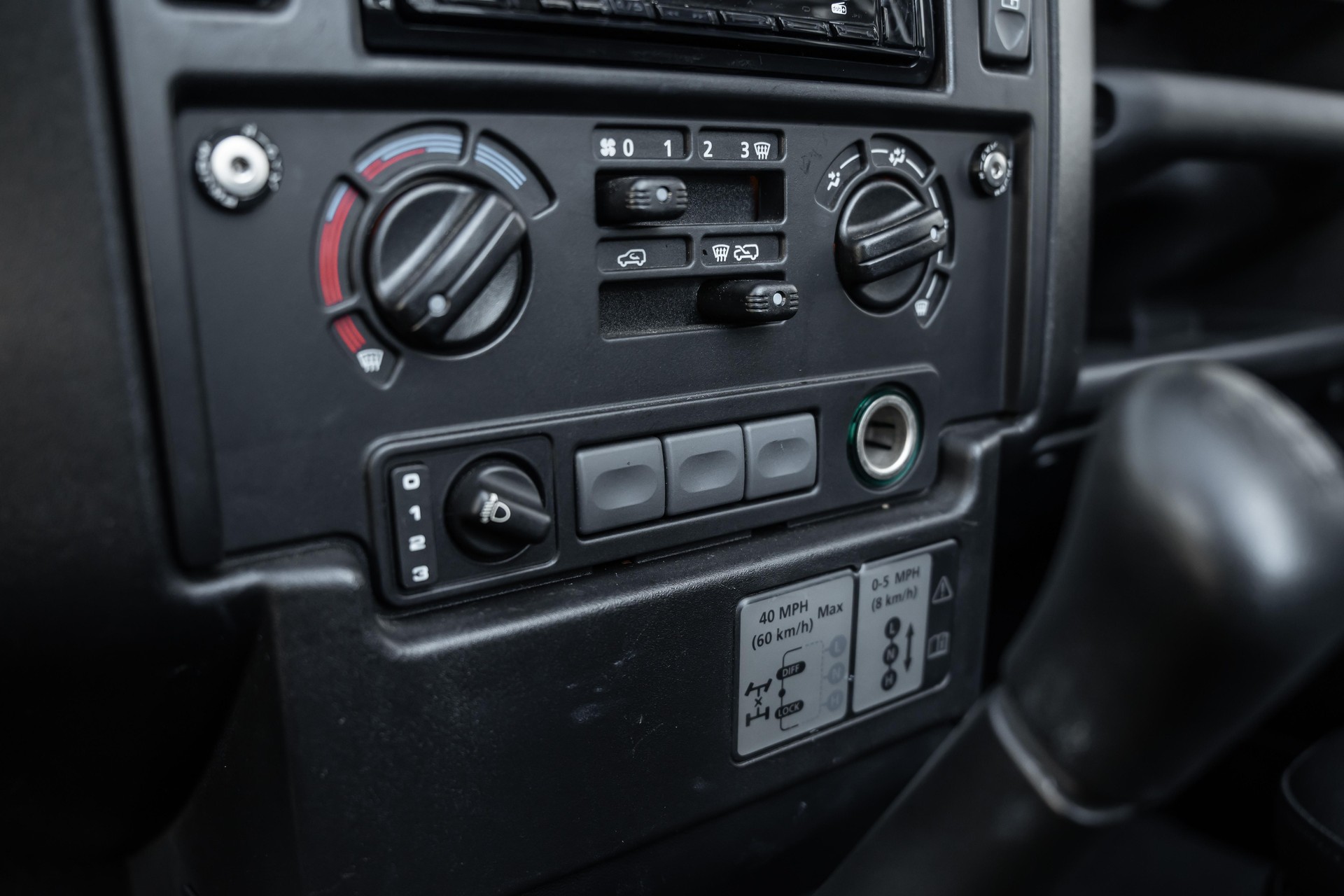 LAND ROVER Defender 90 2.4 Tdi ST-image-13