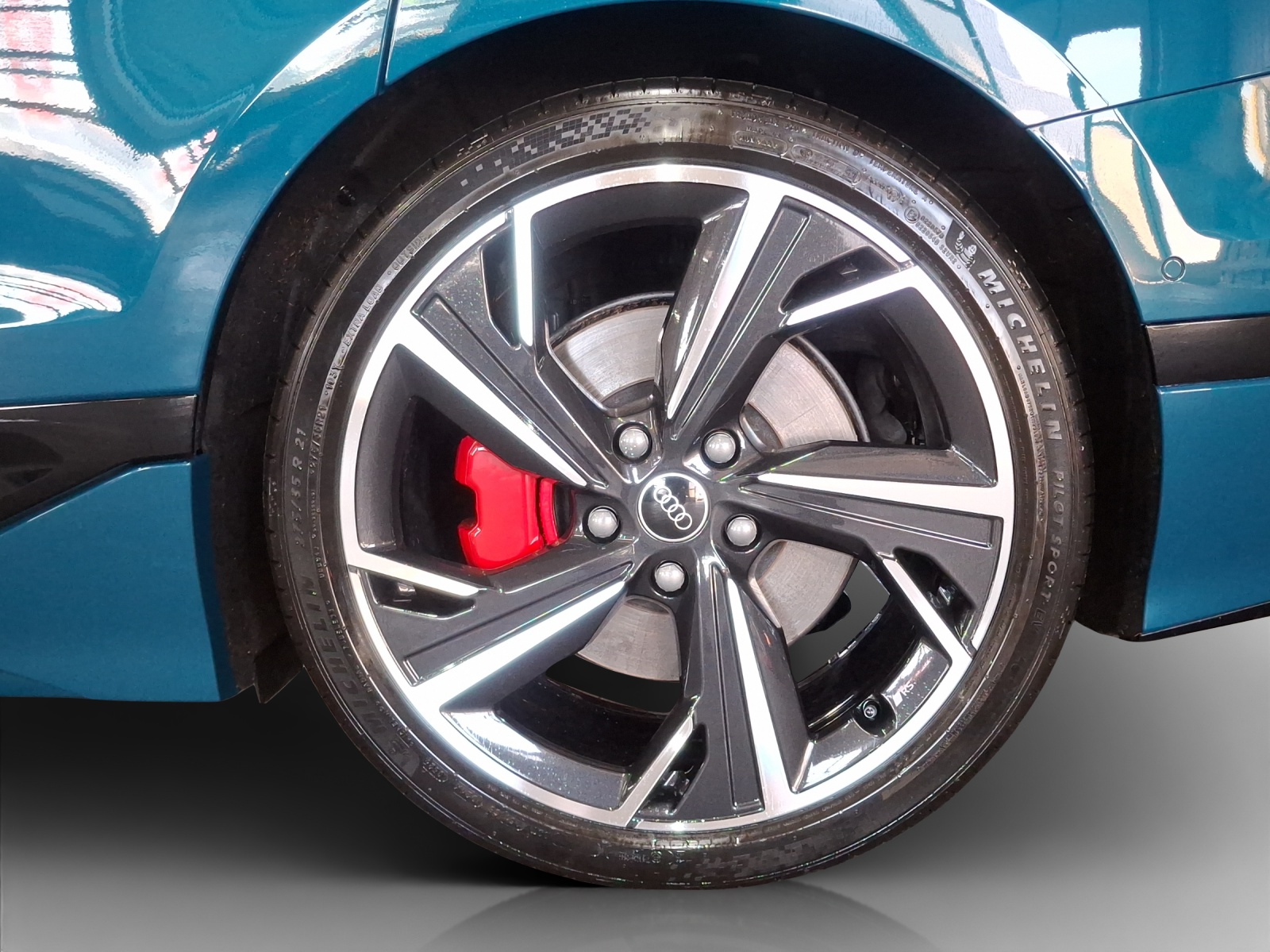 AUDI S6 Avant e-tron quattro-image-13