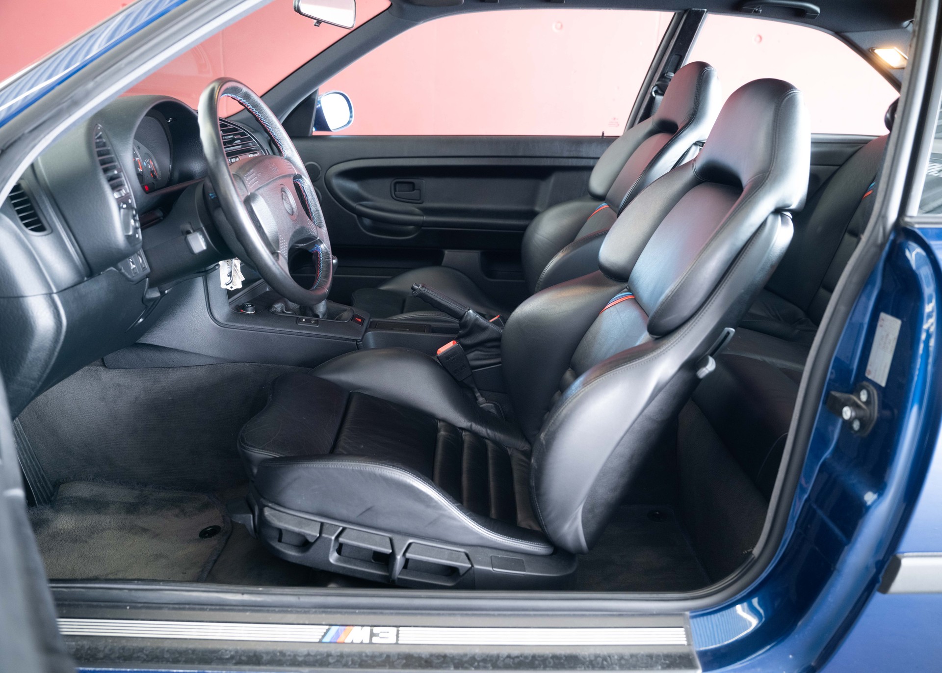 BMW M3 Coupé (1st hand Swiss car, certified very low mileage, 100% original, 1st paint, BMW service history, mint condition)-image-22