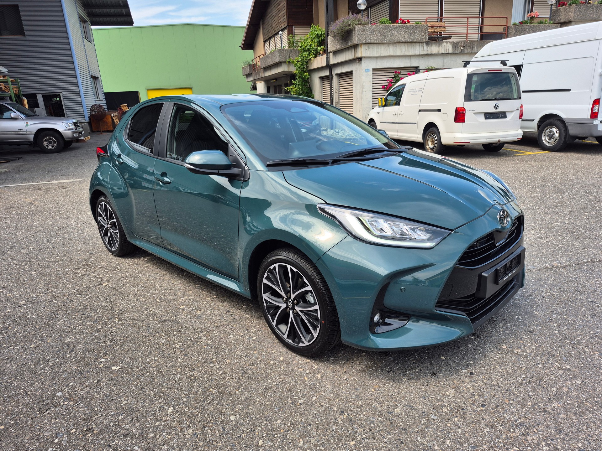 TOYOTA Yaris 1.5 Trend e-CVT-showroom-element-2