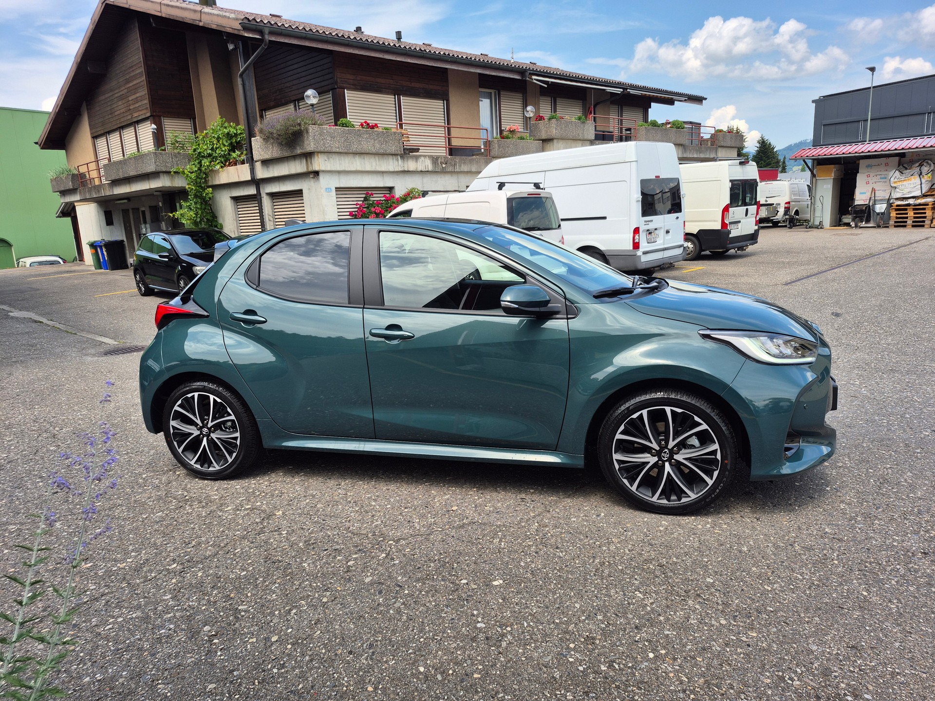 TOYOTA Yaris 1.5 Trend e-CVT-showroom-element-3