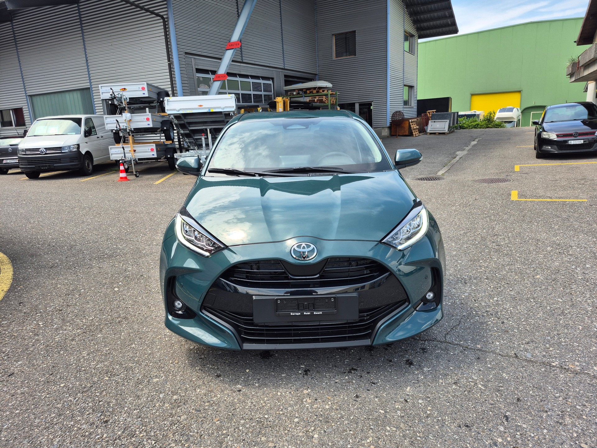 TOYOTA Yaris 1.5 Trend e-CVT-showroom-element-1