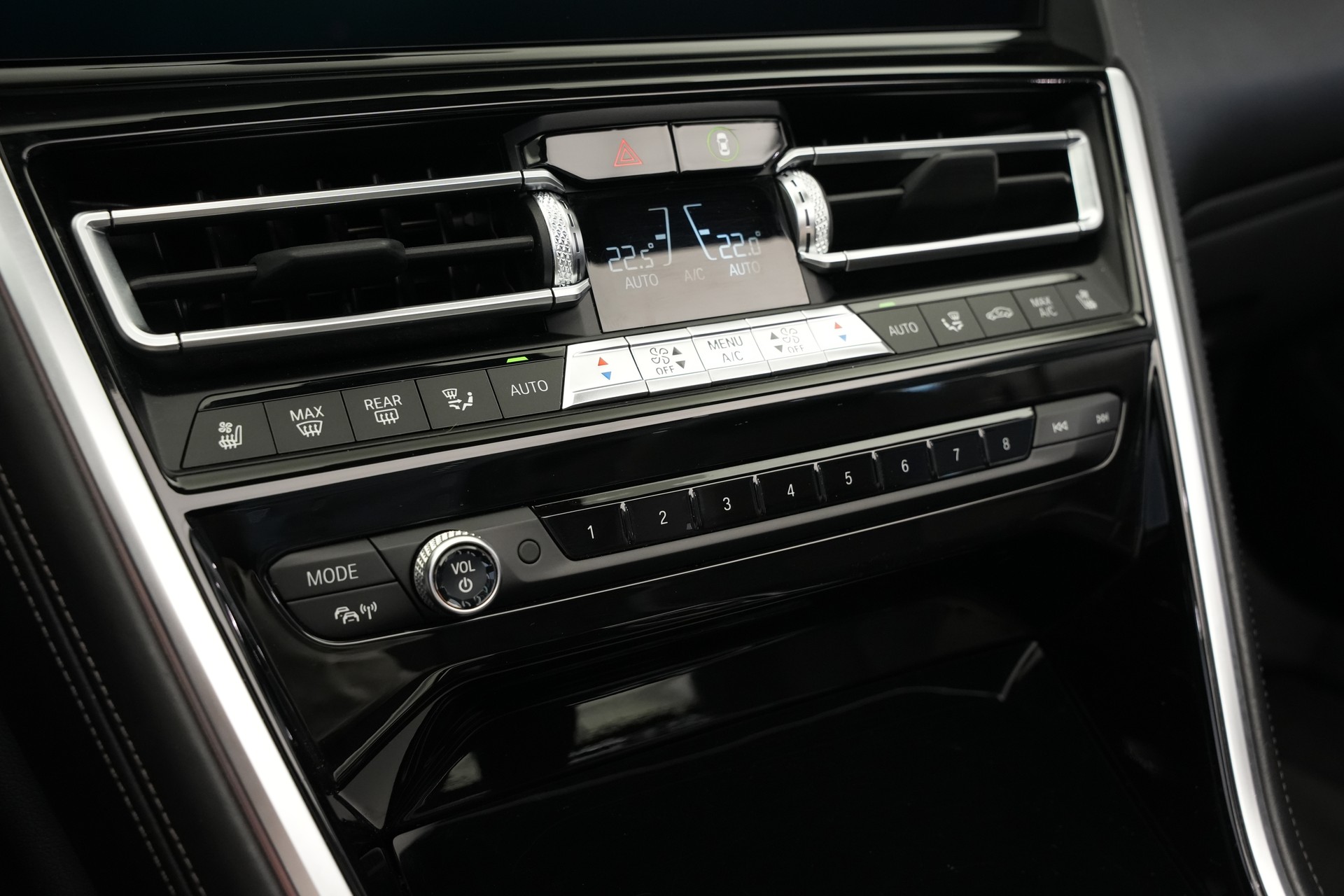BMW M850i xDrive Steptronic Cabriolet *CH-Fahrzeug* *Dravitgrau* *B&W*-image-28