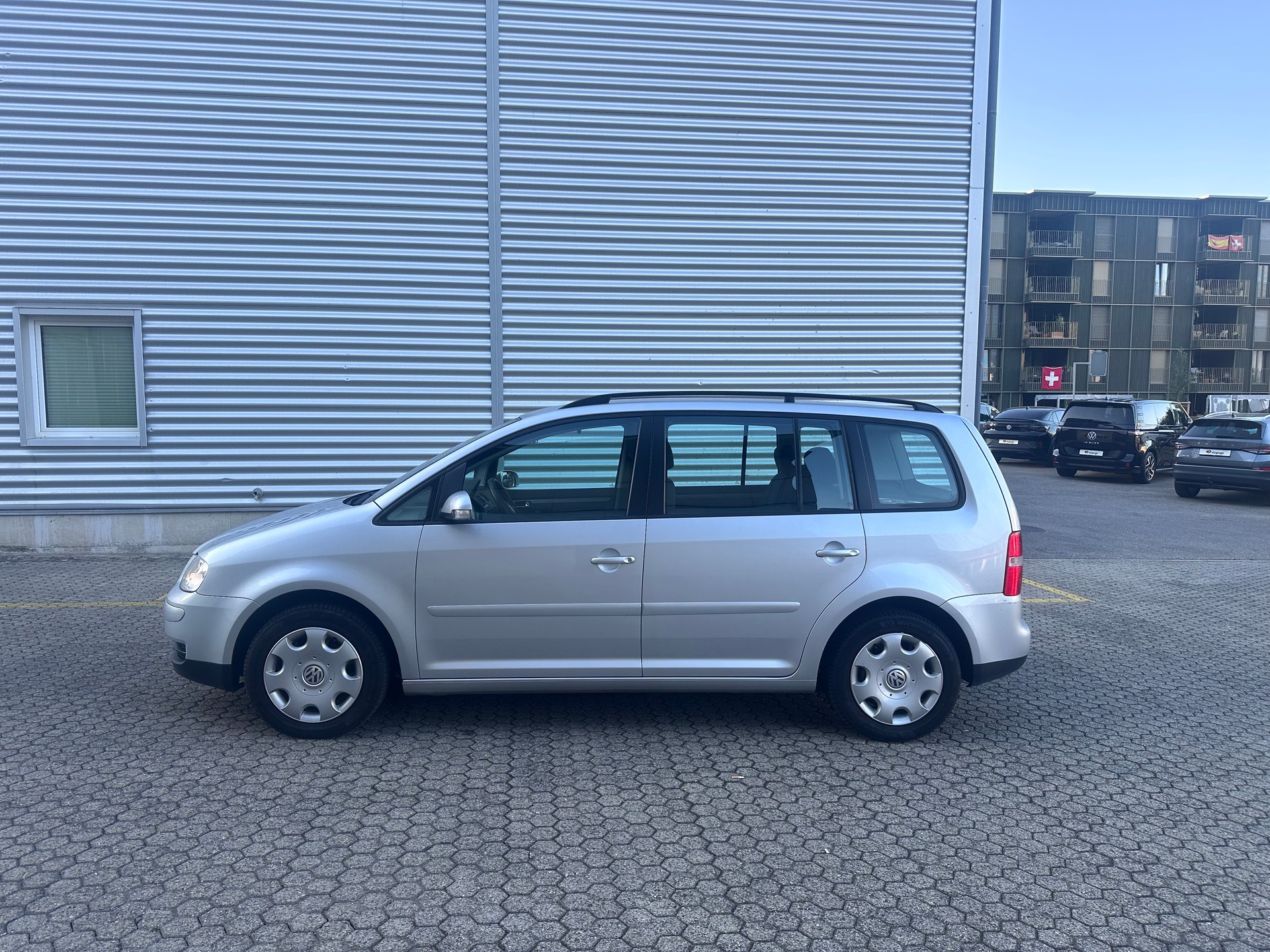 VW Touran 2.0 TDI Highline Automat, Frisch ab MFK, aus 1ster Hand, 8Fach Komplett Räder-image-3