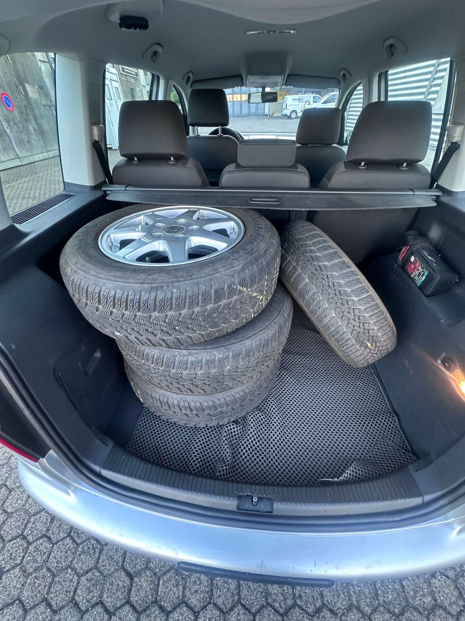 VW Touran 2.0 TDI Highline Automat, Frisch ab MFK, aus 1ster Hand, 8Fach Komplett Räder-image-15
