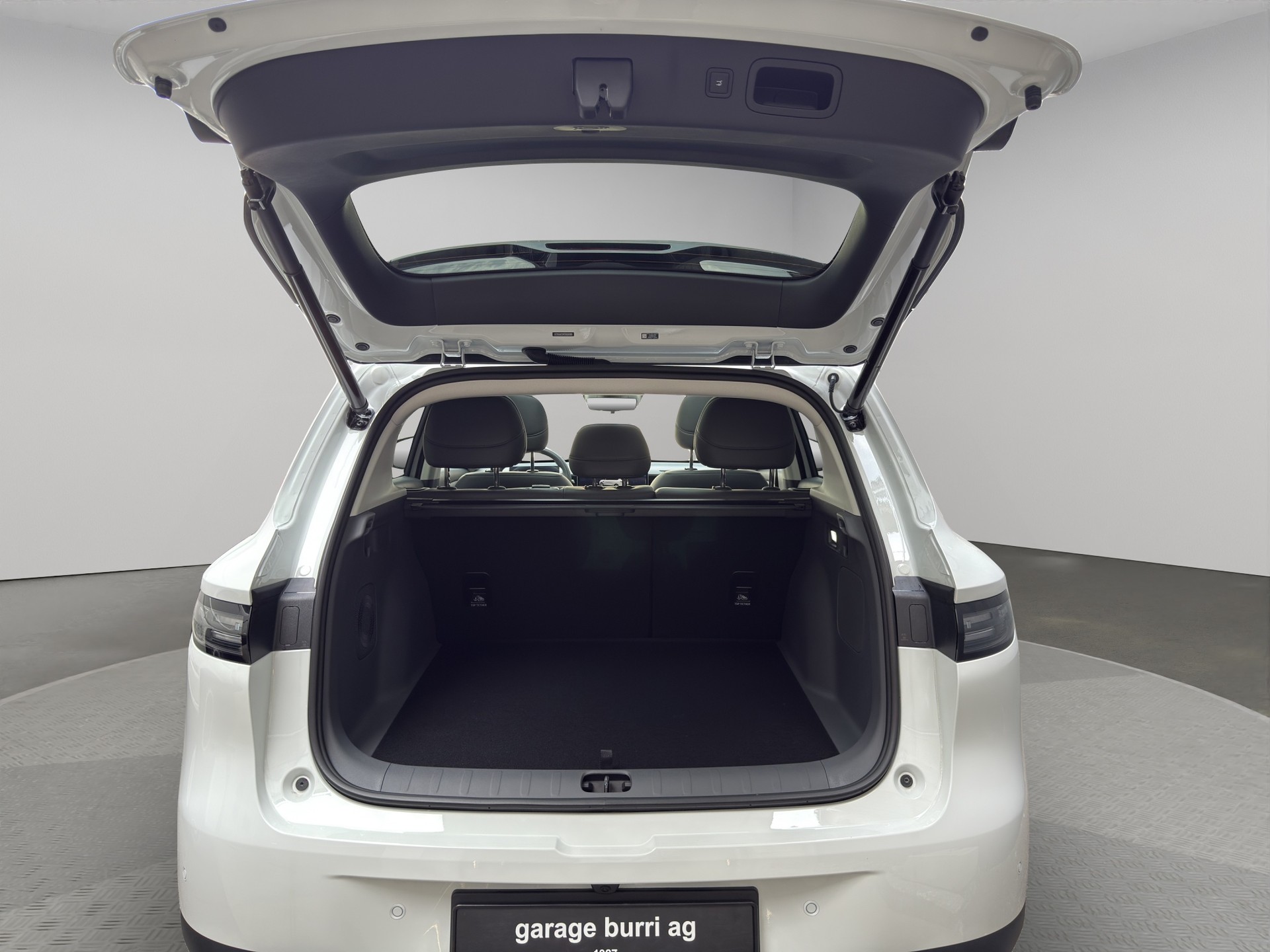 LEAPMOTOR B10 EV-image-11