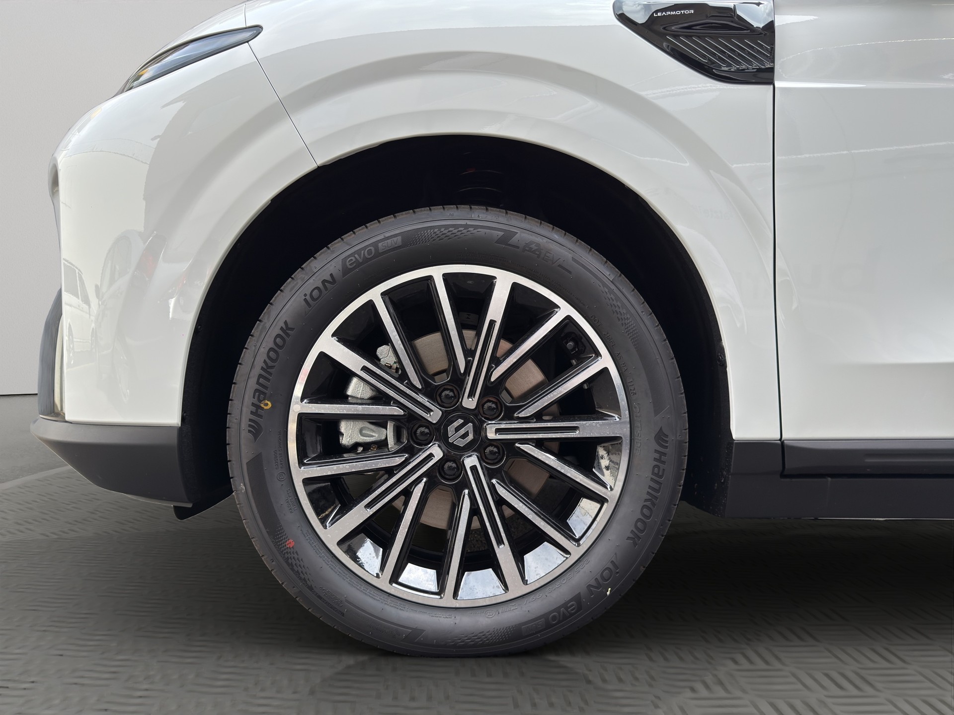 LEAPMOTOR B10 EV-image-12