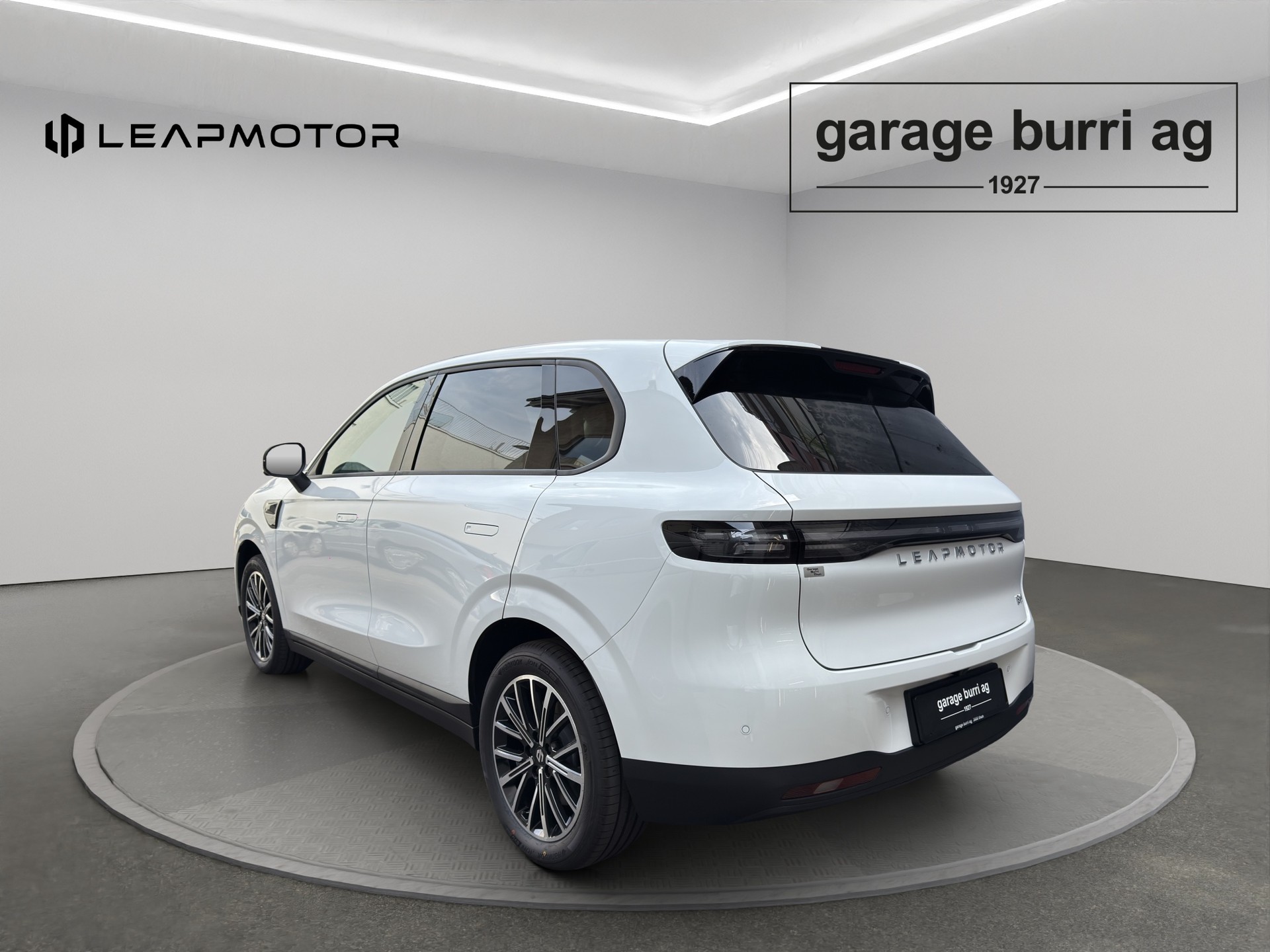LEAPMOTOR B10 EV-showroom-element-1