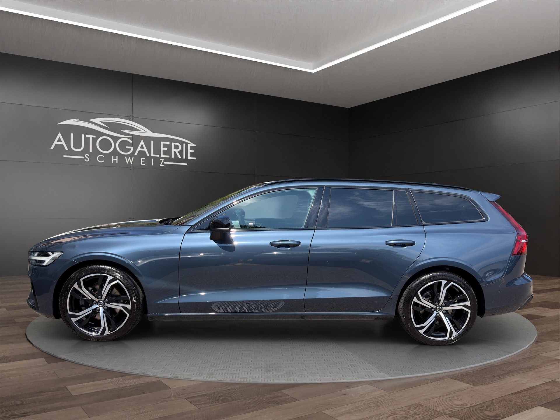 VOLVO V60 B4 Benzin Mild Hybrid Ultra Dark DCT | Sitzklima | B&W Sound | Massage | 360 Kamera | Panorama |-showroom-element-1