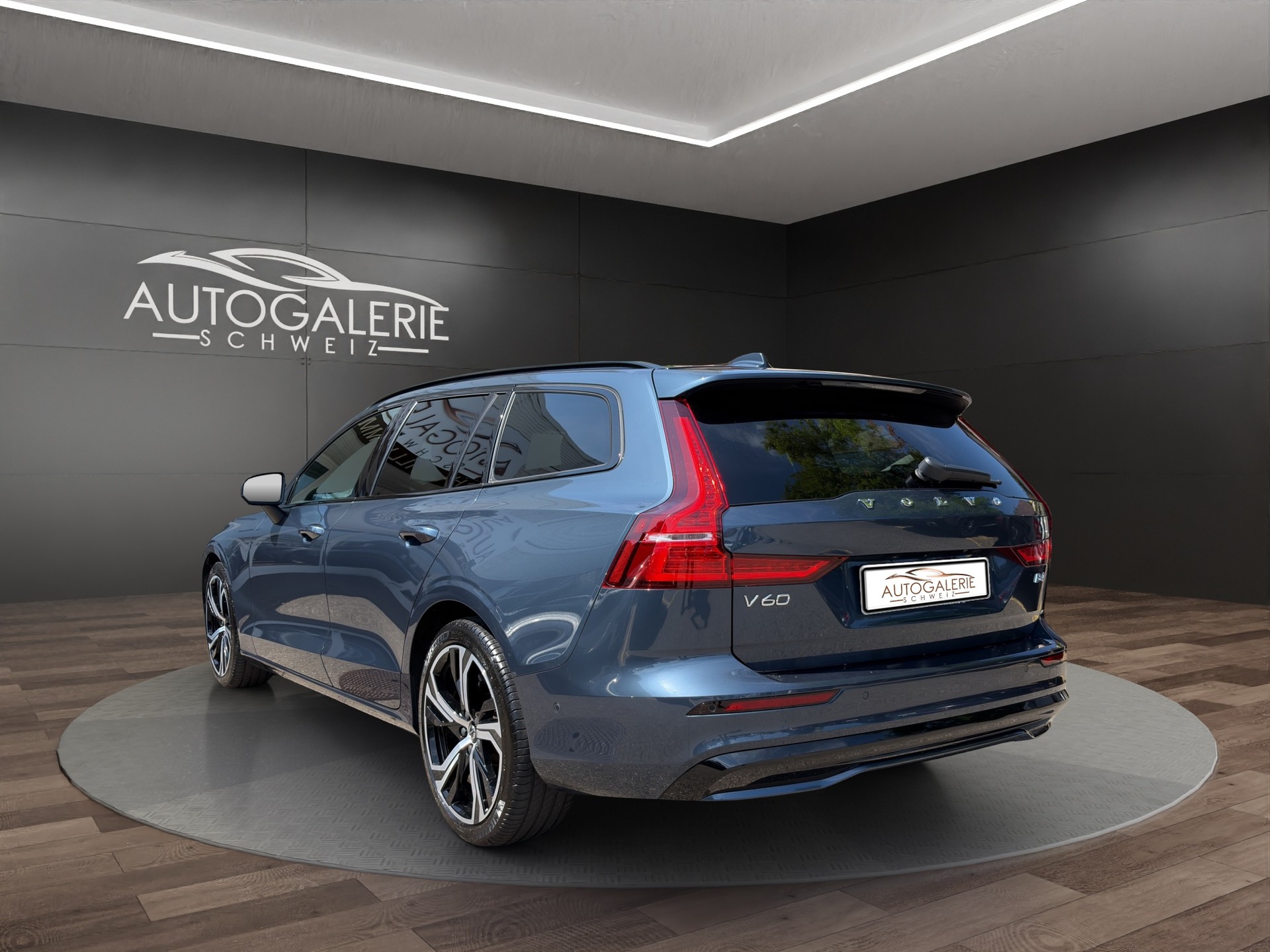 VOLVO V60 B4 Benzin Mild Hybrid Ultra Dark DCT | Sitzklima | B&W Sound | Massage | 360 Kamera | Panorama |-showroom-element-2