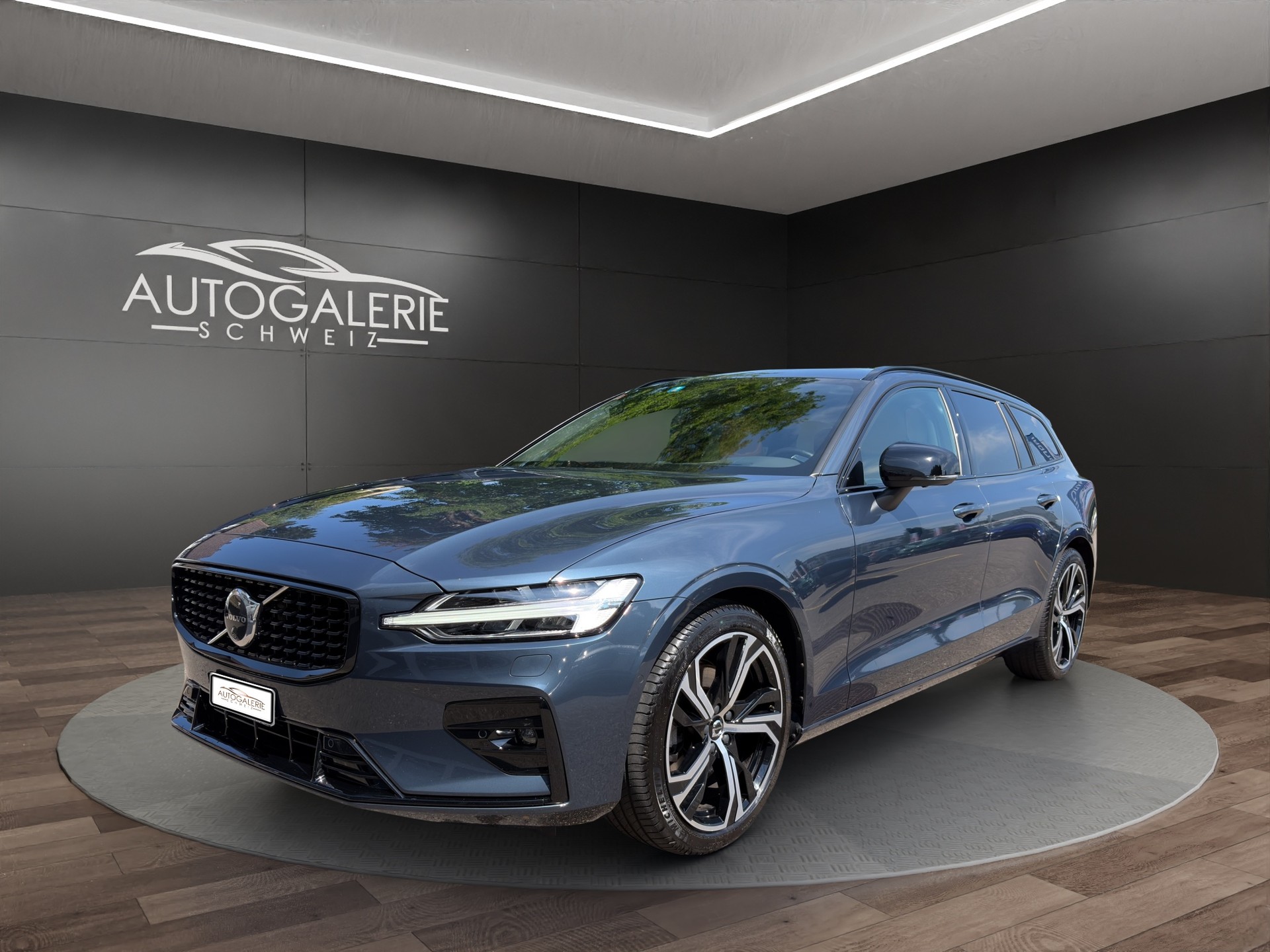VOLVO V60 B4 Benzin Mild Hybrid Ultra Dark DCT | Sitzklima | B&W Sound | Massage | 360 Kamera | Panorama |